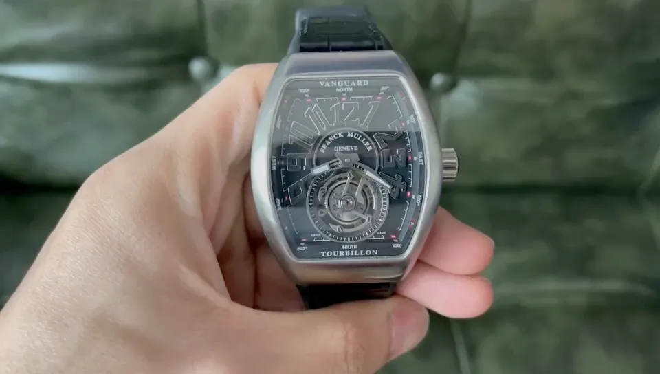 法蘭克•穆勒 V45 先鋒系列陀飛輪 復刻原裝一致FM2001-02 手動機械機芯和定制"FM"型專屬擺輪。
