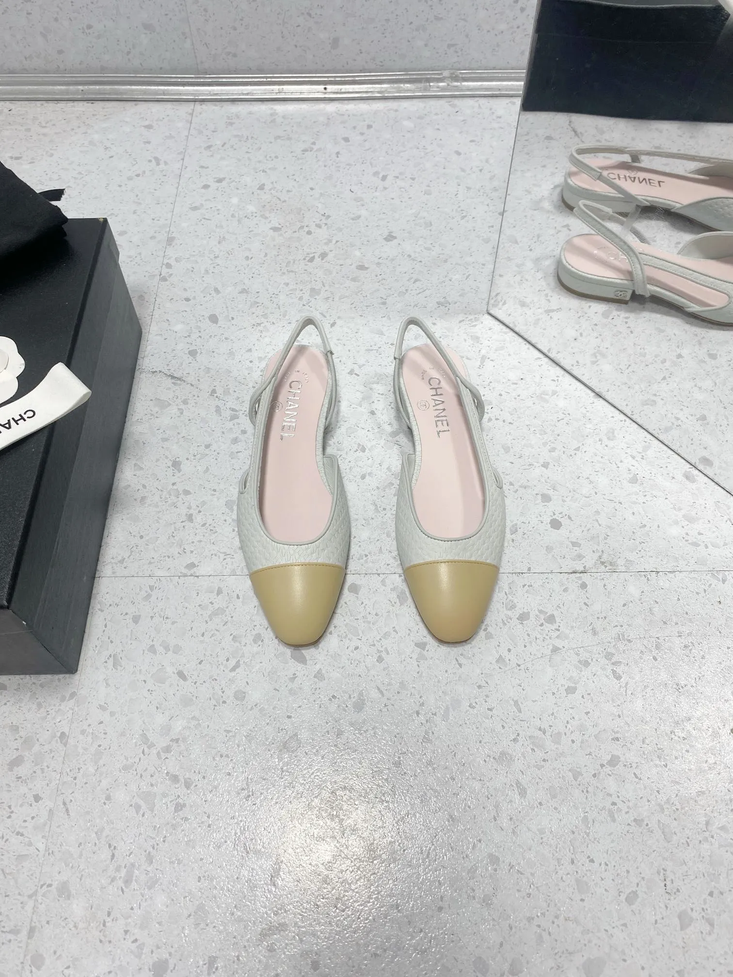 ：✨ 𝐶𝐻A ☪ ︎𝑁𝐸𝐿  ✨ 經典莞產涼鞋22 頂級專櫃品質𝙎𝙡𝙞𝙣𝙜-𝙗𝙖𝙘𝙠。