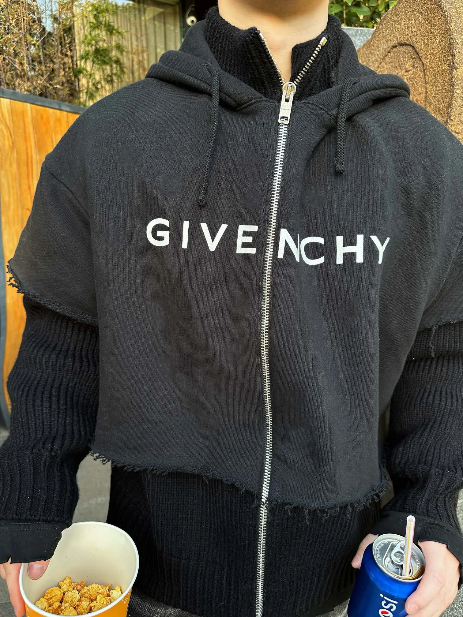 Givenchy紀梵希GVC 23FW 層疊拉鍊連帽衛衣                原版1：1打版，採用定制55羊絨，定制色織灰色衛衣料，定染黑色衛衣料，從拿到原版至今，不斷打版，足足花費5個月，，極其重磅的一款，整件衣服重達4斤半，上身層層迭迭，採用人工純手工膠印，質量更為穩定，做工繁瑣，耗時長，手工縫製人字織帶，做工複雜，耗時長，日產量低，衣服多處磨破均純人工磨破，做工繁瑣複雜，定制8號字母拉鍊頭、LOGO插銷、活性黑帽繩，寬鬆版型                Size：S-L                編碼：FNC120664