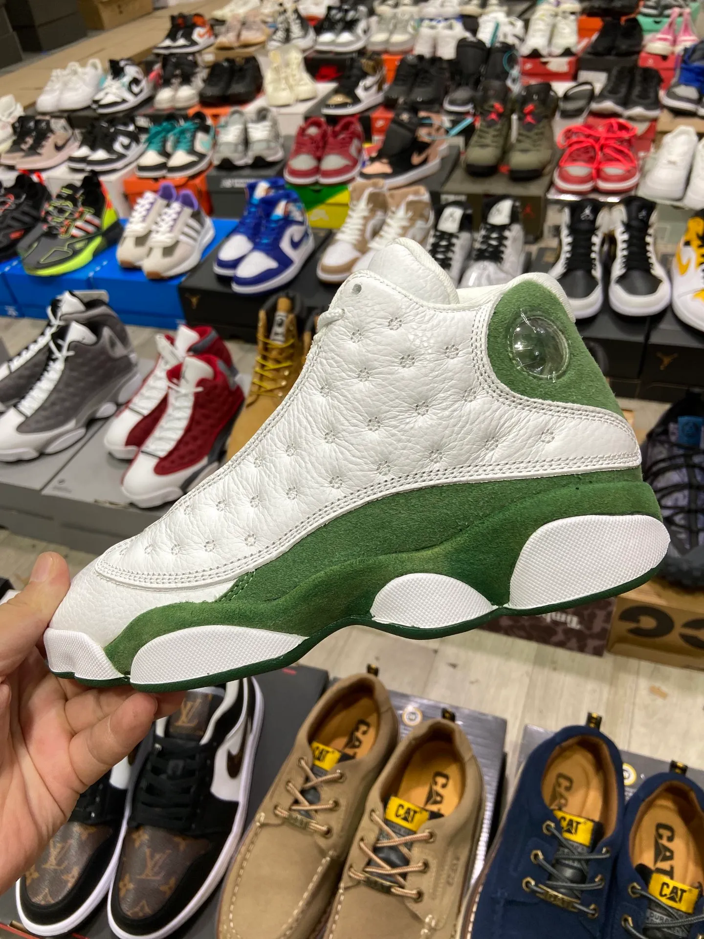 喬丹Air Jordan 13 Retro PE “Ray Allen”雷·阿倫 白綠 為慶祝JORDAN TEAM成員Ray Allen成為NBA歷史上的三分球第一人,發售了這款AirJordan 13 Retro Ray Allen PE,整雙鞋以白綠為主題色,並且鞋舌上有著Ray Allen的個人Logo十分具有個人特色 尺碼:40 40.5 41 42 42.5 43 44 44.5 45 46 47 47.5貨號:414571-125 #23773854393027