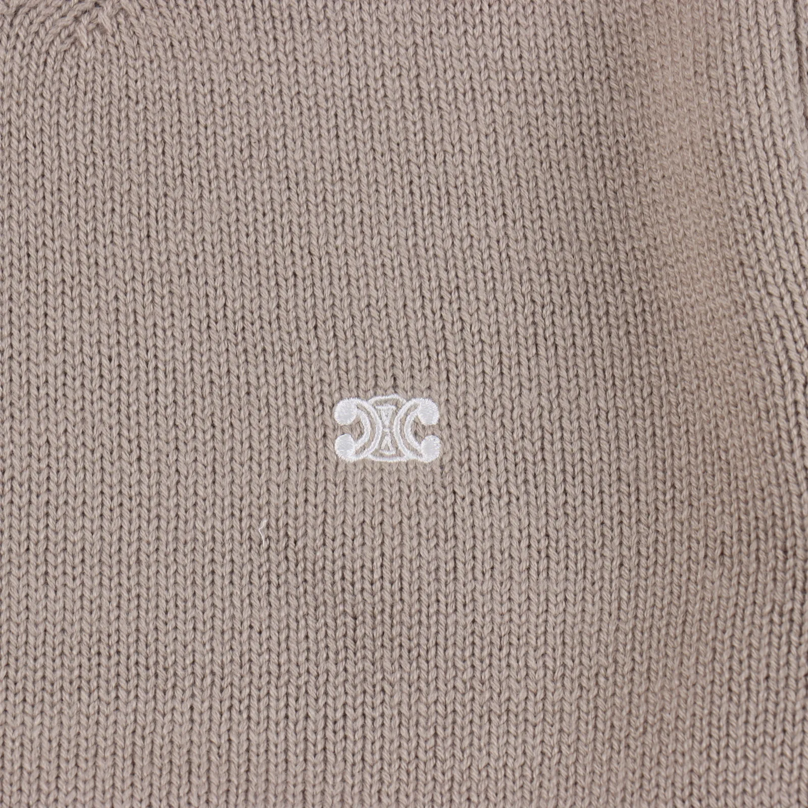 Celine/塞林 凱旋門刺繡小標毛衣 我們用的材料是百分百羊毛 支持檢測 羊毛材料採用美麗諾精品羊毛 價格為280一公斤 毛衣不易起球 區別市場含量百分20-30 其餘含量均為棉紗 滌綸 混紡紗 北極絨等等 極易容易起球且保暖效果不佳 需注意 全羊毛的毛衣不能水洗 必須全部乾洗 胸口處塞林凱旋門標誌 均為獨立開發的刺繡 前後改了12版 塞林毛衣採用日本島精機生產 一件衣服 需要不斷編織 耗時需2個小時 區別市場國廠機器 做出來的毛衣更加緊密有型 SIZE: S M L XL 編碼:GQM012452