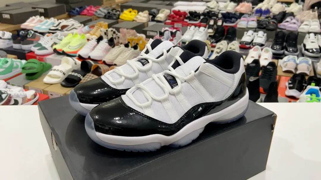 高版本真碳喬丹Air Jordan 11 Low Concord HDAJ11低幫 康扣經典的黑白 Concord 配色在低幫 Air Jordan 11 Low 鞋型上的完美呈現,白色網布面料搭配黑色漆皮,白色中底搭配藍色水晶大底,整體簡潔大方。