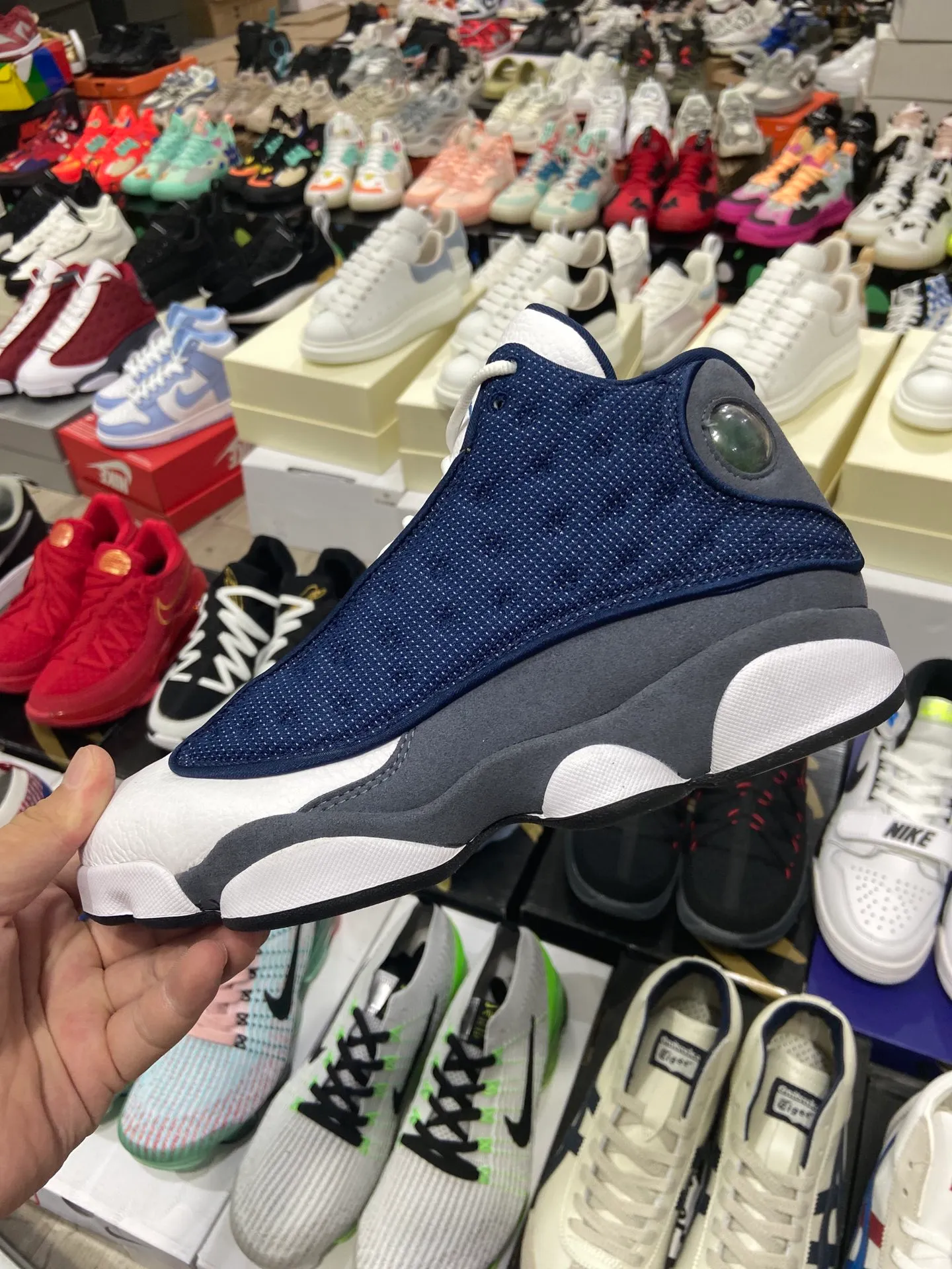 高版本喬丹Air Jordan 13 “Flint”海軍藍 經典的海軍藍、深灰和白色搭配,打破了黑白紅的傳統,在元年配色中顯得格外獨特。