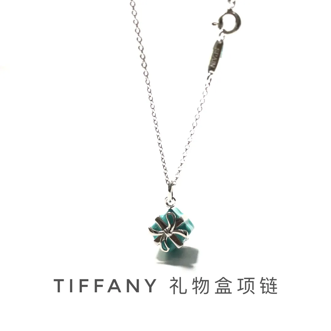 Tiff@ny 禮物盒項鍊 非常適合表白 滿滿的少女心❤️遇到你是最美麗的意外 女人們趨之若鶩的藍盒子最近的爆款之一 出貨配包裝編號:300460