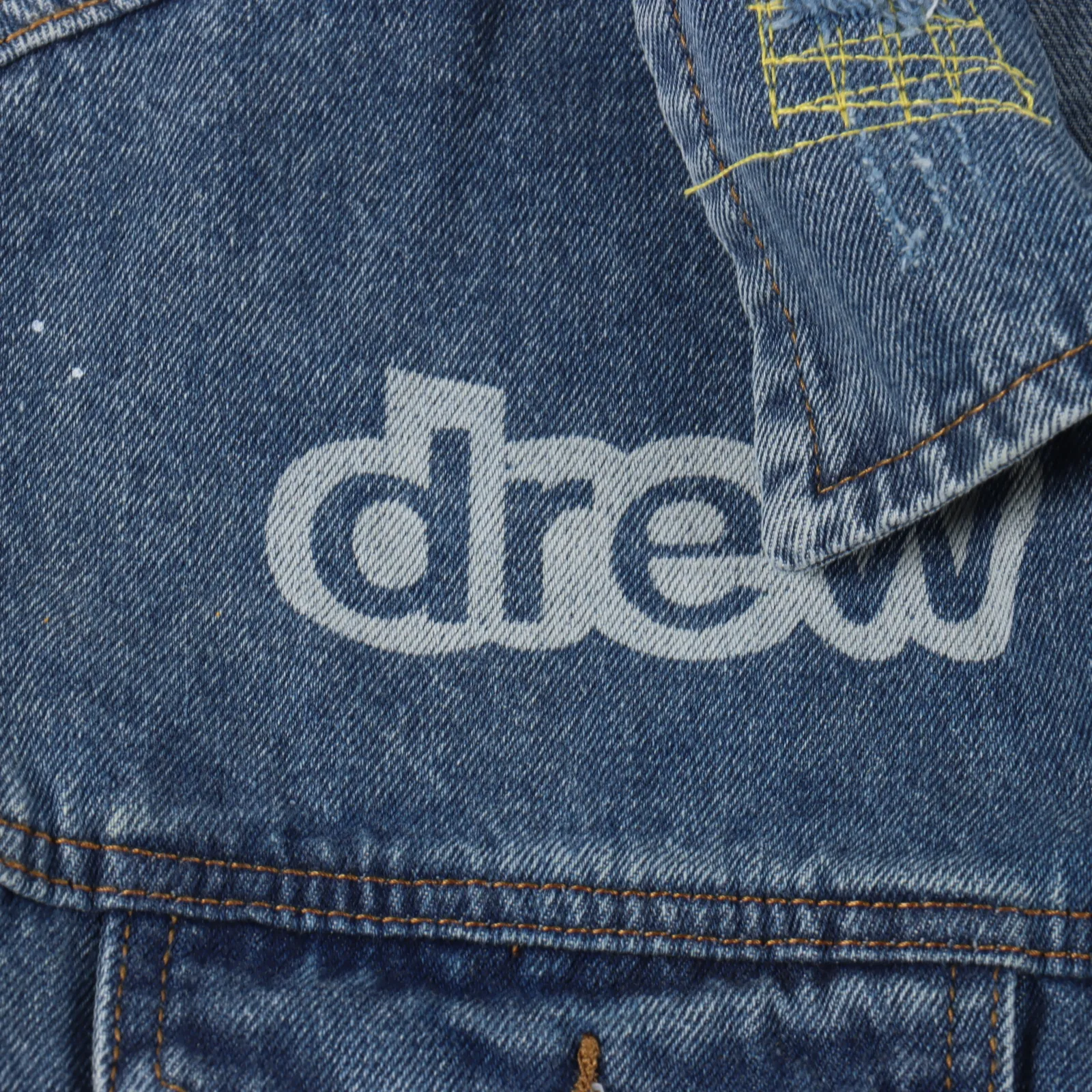 drew house 噴墨翻轉笑臉drew翻轉笑臉潑墨牛仔 這件擁有drew house定制鈕扣的時候drew翻轉笑臉牛仔,翻轉的笑臉象徵與現實顛倒的upside down世界。