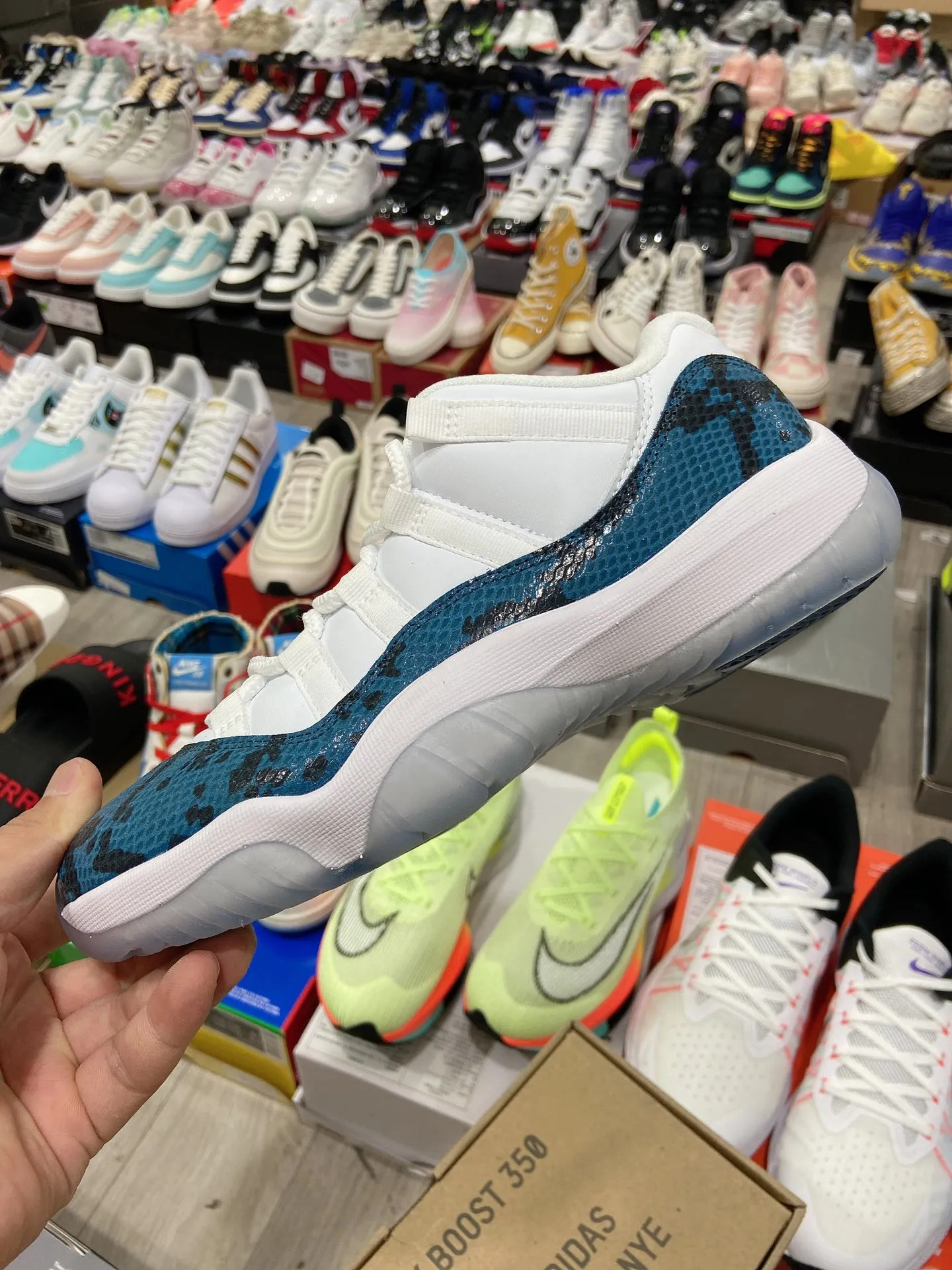 高版本真碳喬丹Air Jordan 11 low 藍蛇整鞋面大面積採用白色作為主色調,藍色蛇皮紋路裝飾,極具設計感,上腳顏值極佳,總體來說,是一款兼具顏值和舒適的鞋款。
