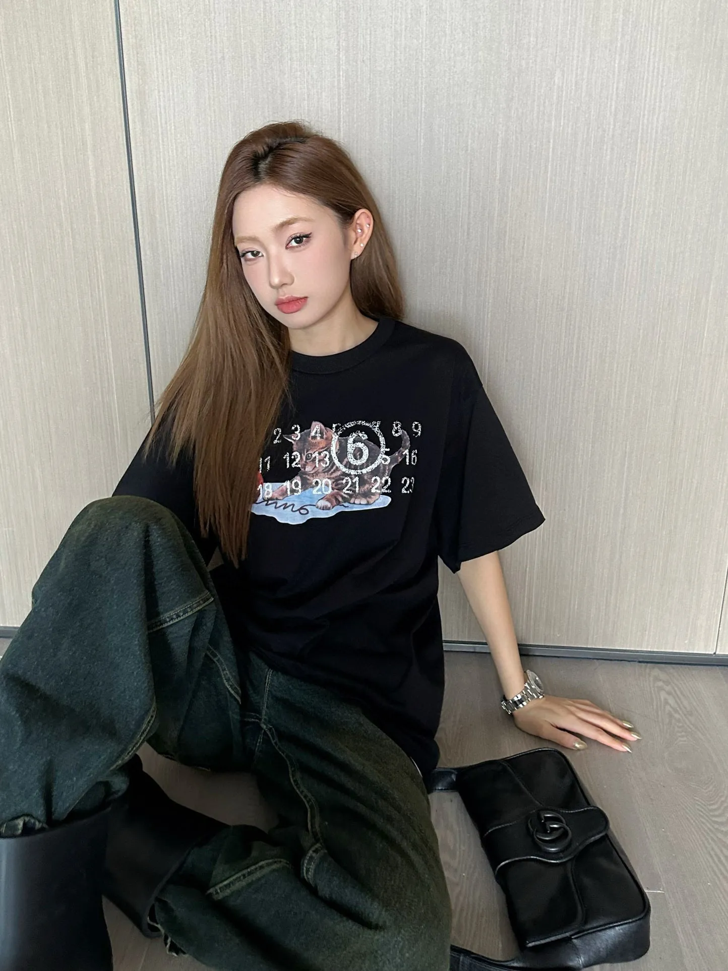 Maison Margiela/馬吉拉 24ss 貓咪數字印花短袖                面料採用260克精梳純棉新疆棉汗布面料，表面除毛處理，面料質感沒有一點加滌的廉價滑膩感，是一種很熟悉的布料本質觸感，到手就能感受到親膚軟糯的質感，加寬領口領口螺紋部分同樣棉含量，高於常規螺紋一摸就能在手感和彈力方面，感受的出來的領口弧口不會磨脖子舒適度優秀，胸口貓咪印花實力畫師+多達二十多次的數碼機器修改，最原汁原味的色彩及圖像還原技術，採用原樣一致的印花工藝，先用進口膠漿打底然後數碼直噴，水洗牢度非常高，手感極佳，質感高級色彩還原不用擔心有任何膠漿感，廓形落肩版型這款的袖口跟常規落肩袖口的剪裁不同，腋下會有些許收口，這樣上身的版型會更顯示肩胸的輪廓更好看，此款袖口以及下擺的走線非之前常規的6MM針距，而是窄版的3MM針距，這個是很重要的一個細節，也是很多人忽略的，並且3MM的針距縫製難度也大大高於常規，MM6家很擅長化繁為簡，又不失高級感，基礎理念的先鋒酷感時髦融入經典基礎款之中，貓咪圖案視覺感簡約又Cool，單穿內搭都出圈，隨時提升日常衣品，相信在每個人的生活畫像中，都有一隻貓咪的存在，貓咪在生活也早已是治愈系的象徵，這是一種愜意舒緩的慢生活畫像，也是我們在快節奏生活中迫切所需要的一種調味劑                Size:XS-L                編碼：DIK091031