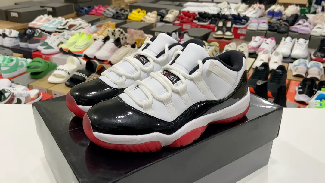 高版本真碳喬丹Air Jordan 11 Retro Low“KL黑紅外線康扣”喬11低幫時尚休閒籃球鞋 整體鞋身採用簡約 OG 的黑白配色呈現,果凍般的水晶外底則以紅色收尾 在保留黑色漆皮的基礎上,白色部分採用皮革材質替代傳統尼龍網布,物料更奢華,穿著腳感肯定也會更加舒適!
