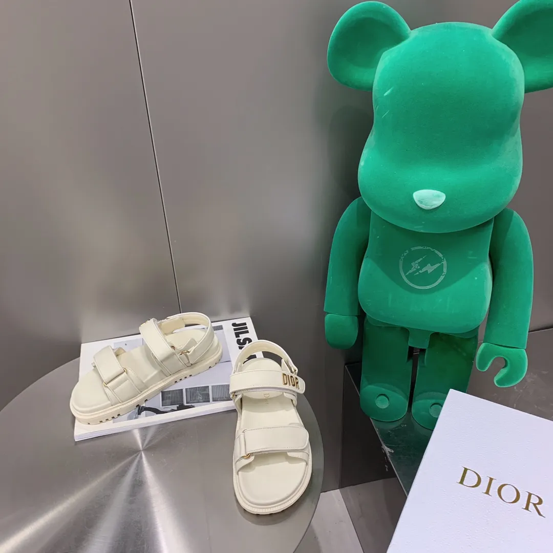 2021春夏新款 Dior-Act 平底涼鞋 厚底款式時尚、搭配貼合腳型的內底,採用格外輕盈、舒適的皮革製作。