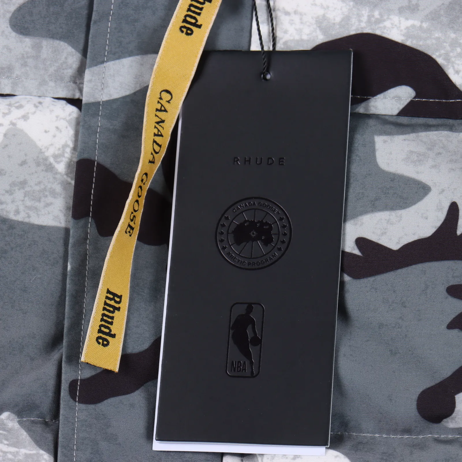 Canada Goose x Rhude x NBA 大鵝三方聯名迷彩羽絨服                加拿大品牌Canada Goosex NBA x Rhude 三方聯名 羽絨服 、一直是被公認為最保暖的羽絨服，各種各路ins紅人、網紅、明星也時長穿他街拍。