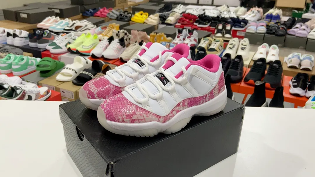 高版本真碳喬丹Air Jordan AJ11 Low WMNS “Pink Snakeskin” 粉蛇 低幫以粉嫩色調結合白色主題,營造了十足的甜美活力氣質。