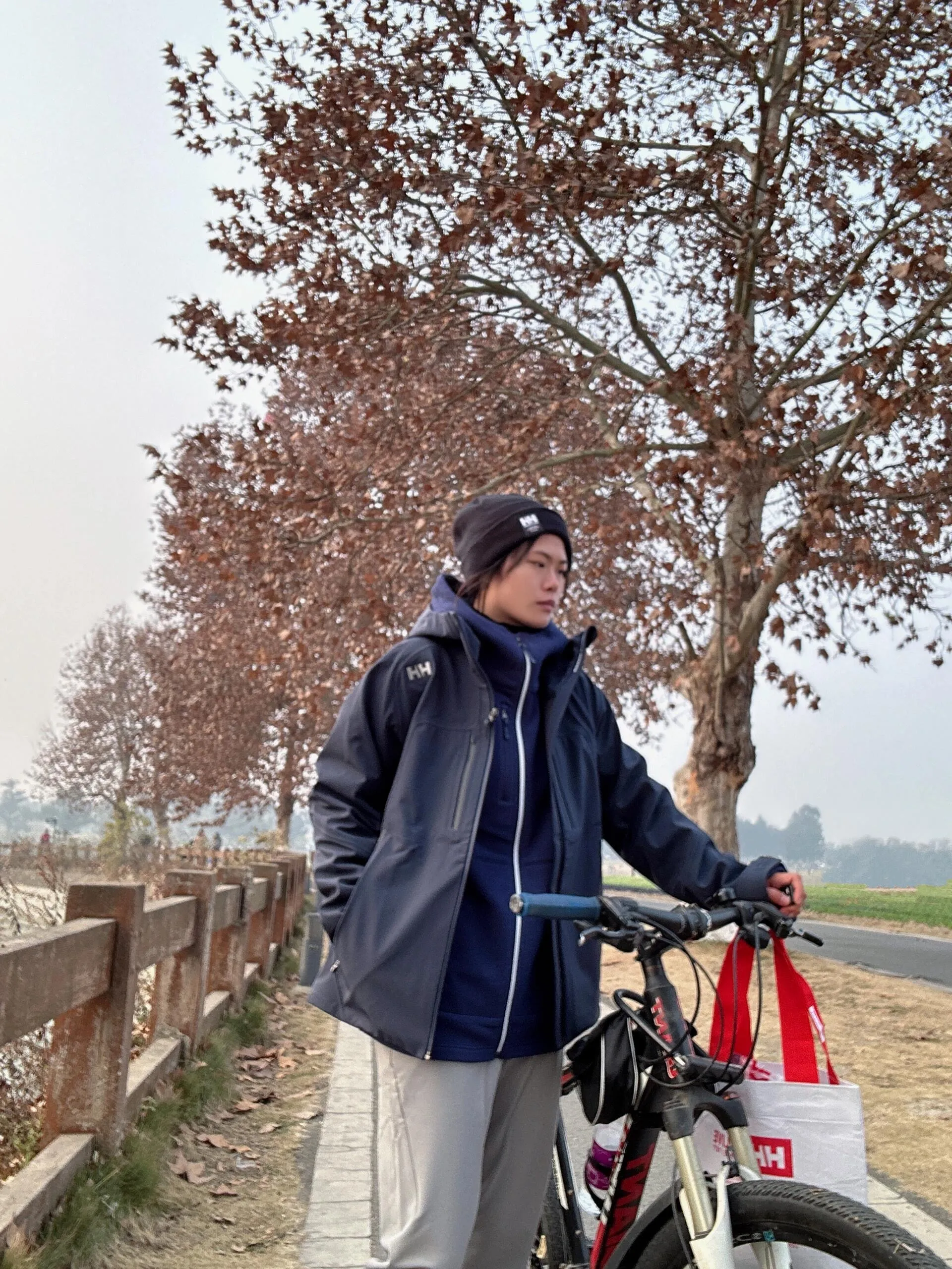 HELLYHANSEN海麗漢森/HH男女情侶戶外登山防寒防風衝鋒衣羽絨服鵝絨夾克 搭載專業防潑水面料得北歐品牌衝鋒衣 設計線條簡約流暢 機能型格盡顯 特點優點:該衝鋒衣使用DERMIZAX面料,JIS標準等級,相比常規的硬殼帶有一定彈力,.。