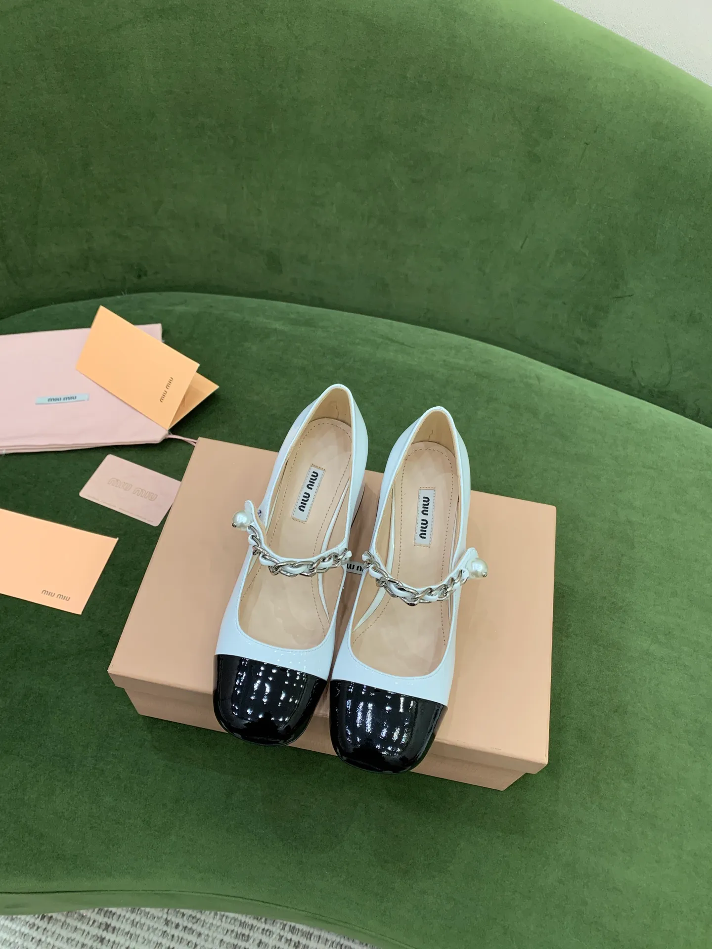 👠 miumi*新款瑪麗珍系列⚡️ ️鞋面：拼色牛漆皮⚡️ ️內裡：羊皮⚡️ ️大底：意大利真皮大底⚡️ 跟高：7cm ⚡️ ️碼數：35-39（40定做）