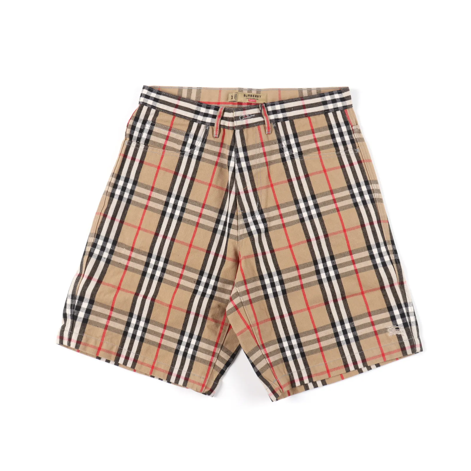Burberry x supreme 聯名牛仔格紋短褲 定制格子麵料,雙品牌全新標籤設計,咖色壓花皮牌,整體對格對花,後口袋經典標籤刺繡 配經典短褲 size:S-XL 編碼:AKA042261
