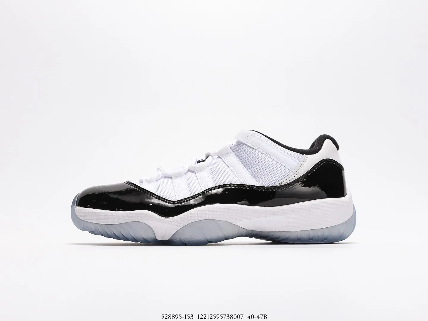 高版本真碳喬丹Air Jordan 11 Low Concord HDAJ11低幫 康扣經典的黑白 Concord 配色在低幫 Air Jordan 11 Low 鞋型上的完美呈現,白色網布面料搭配黑色漆皮,白色中底搭配藍色水晶大底,整體簡潔大方。