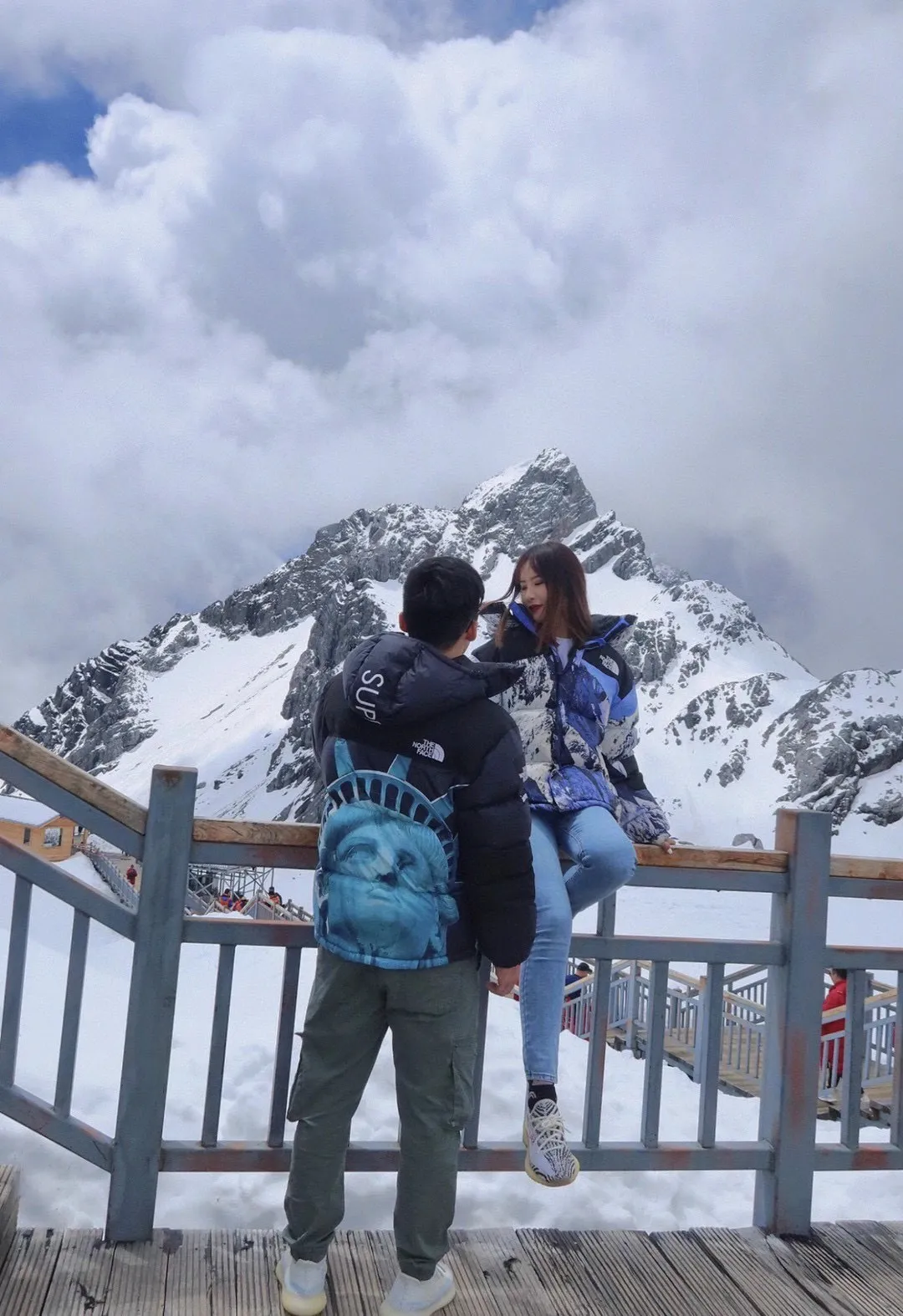 Supreme FW17 The North Face Mountain Baltoro Jacket Blue/White TNF 北面雪山羽絨服                The North Face"的字面含義為山的最寒冷、最艱難一面。它也是The North Face"的產品能夠發揮功能的地方。                