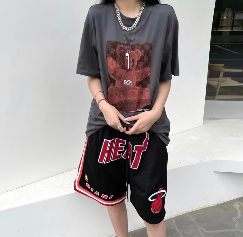 Just Don / NBA 聯名熱火籃球短褲五分褲                由Don C所主理的街頭品牌Just Don，Just Don 的主理人是 Kanye West 的 DJ所創立的高端街頭品牌 他的複古短褲一直是很多小伙伴的喜愛 詹姆斯上身後 就引起了很大的轟動 面料工藝：定織足足的240g網眼面料 整條褲子重量達到1.5斤左右，只有達到這個重量才能有鬆垮的下垂感，不僅僅是克重這麼簡單，網眼形狀為刀割細線狀。