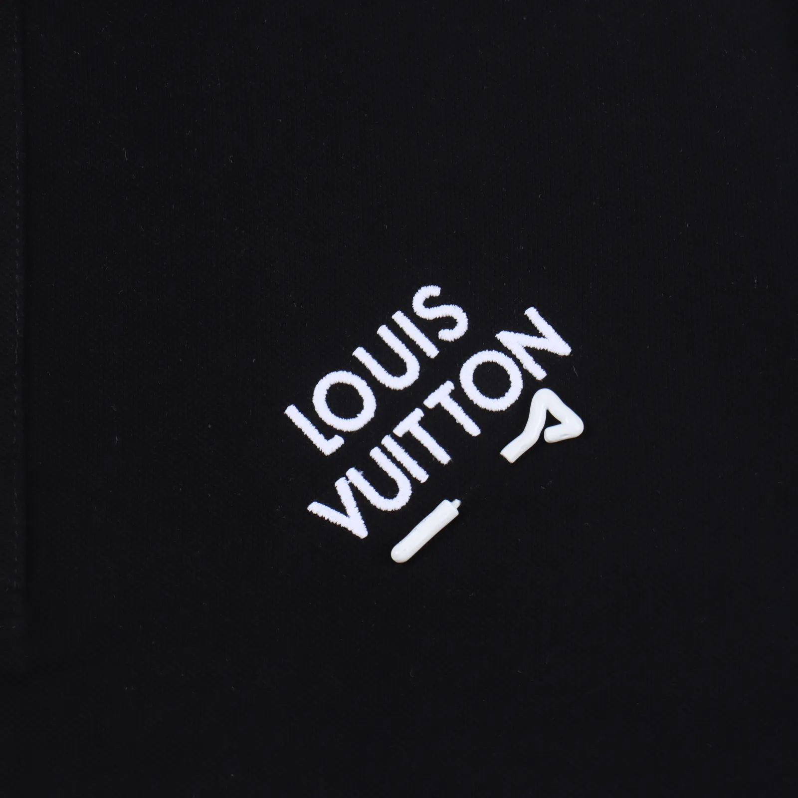 Louis Vuitton/路易威登 胸前胸針Polo短袖                23夏季渠道限定配色，好多polo衫都顯得老氣，而這款卻意外的陽光帥氣                                 上身超級洋氣有氣質，女生也能輕鬆駕馭起來！                                 
