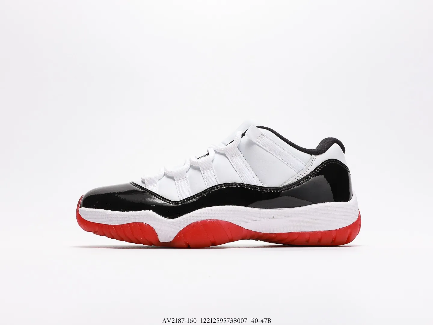 高版本真碳喬丹Air Jordan 11 Retro Low“KL黑紅外線康扣”喬11低幫時尚休閒籃球鞋 整體鞋身採用簡約 OG 的黑白配色呈現,果凍般的水晶外底則以紅色收尾 在保留黑色漆皮的基礎上,白色部分採用皮革材質替代傳統尼龍網布,物料更奢華,穿著腳感肯定也會更加舒適!