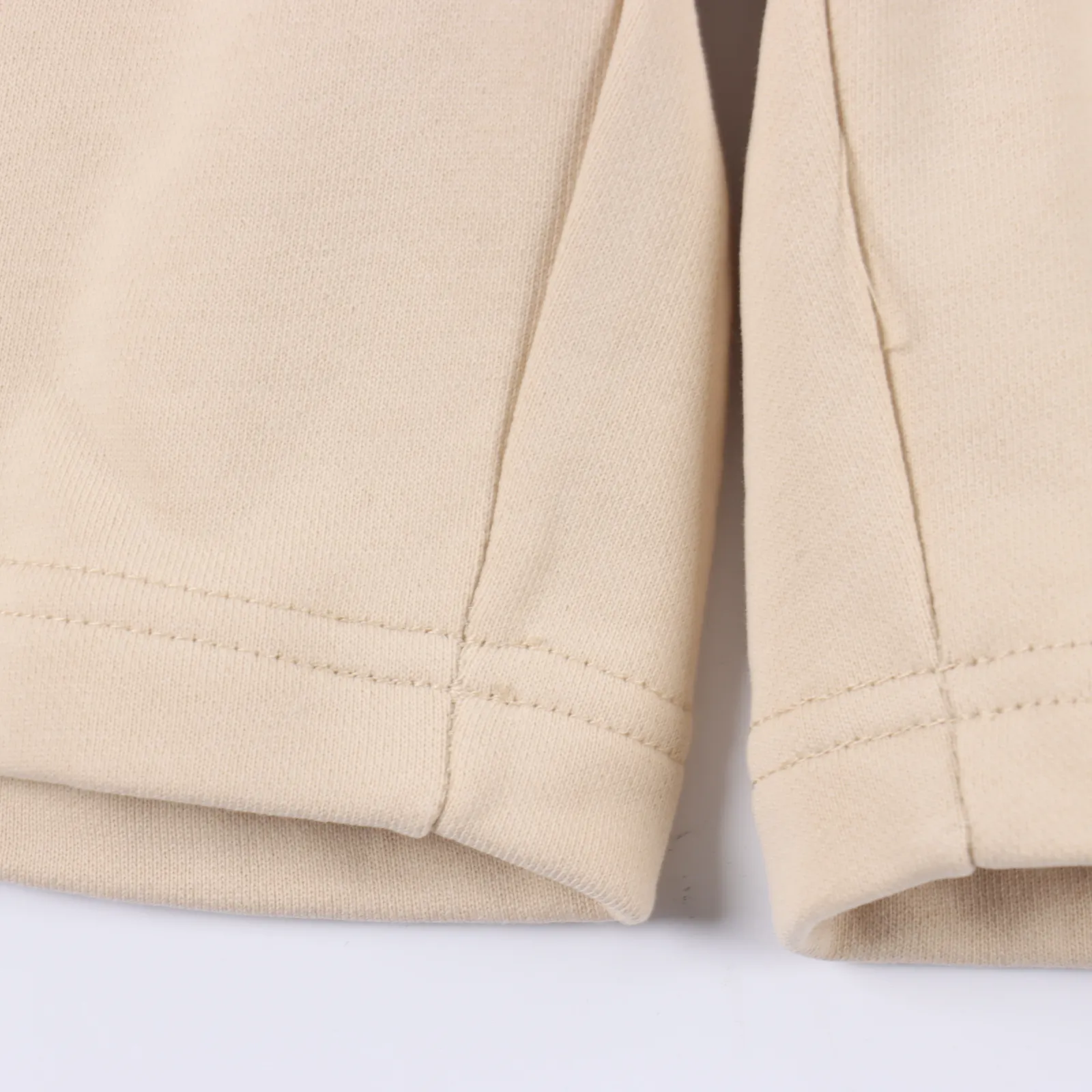 Maison Margiela 馬吉拉 四針縫線刺繡logo運動短褲                 寬鬆式的直筒剪裁 休閒與運動都能駕馭 無性別定義 腰部帶有彈力並附有外部抽繩 兩側弧形開口的直叉口袋 在左側大腿上有“去標籤化”理念的特色標籤刺繡 便是放大了的四角縫線logo 後背有一個尾袋上面是經典又熟悉的數字刺繡 圓圈內放大的數字“6”便是該款褲子的系列所在 尾標處依然有四角針線 400克全棉毛圈 正品級                SIZE:S-XL                編碼：EIO062451