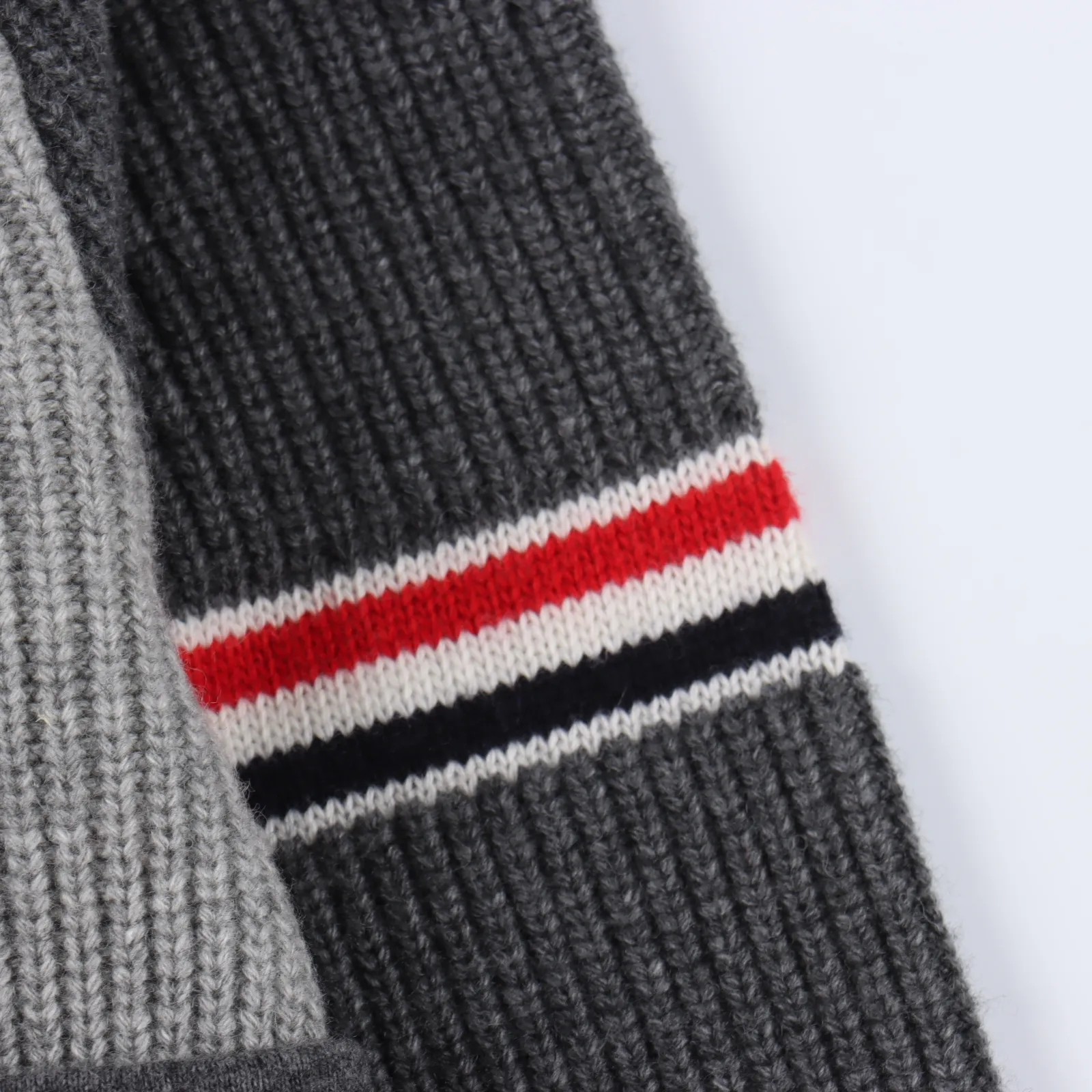 THOM BROWNE TB 22FW 重工羊毛夾克                本產品根據原版採用澳毛條羊毛，整件使用德國進口7.2針型加3.5.2針型組合編織，口袋組成部分都需編織成型以後提前复籿，內行人都應該知道與雙面尼大衣做法差不多，經過平車縫合再去縫盤縫合，再回平車上對應縫合處包三色布條，花型相比原版不相差一點，鈕扣採用正宗牛角定制尺寸加工成型，後整還採用了目前最環保，最抗菌的納米洗水工藝。                