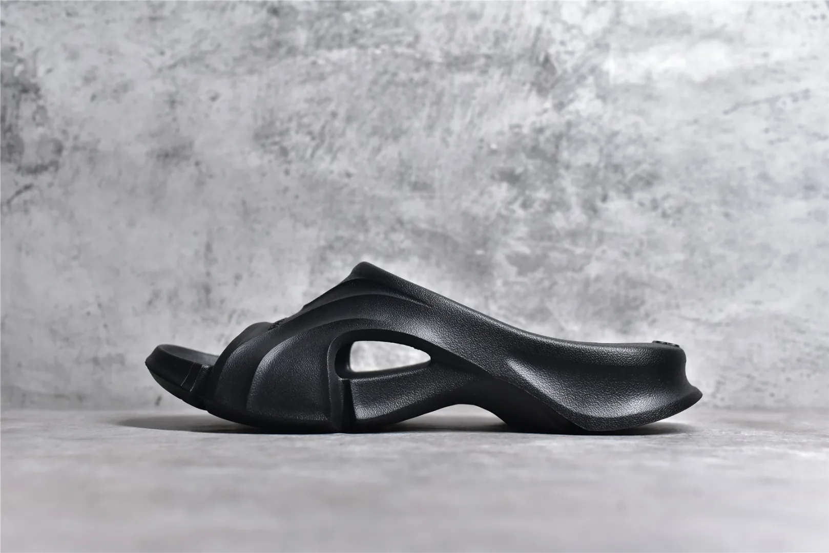 新貨🚀#純原 BALENCIAGA Mold Rubber Slide Sandals 巴黎世家系列露趾涉水百搭潮流休閒運動涼拖鞋 橡膠材質 鞋錶帶上印有Balenciaga 品牌標識 後幫凹印BB標識  壓模鞋底和鞋面 中國製造 用軟布擦拭 材質：95%（注塑）EVA塑料、5% 泡沫塑料 XC463CA# SIZE：35 36 37 38 39 40 41 42 43 44 45 46