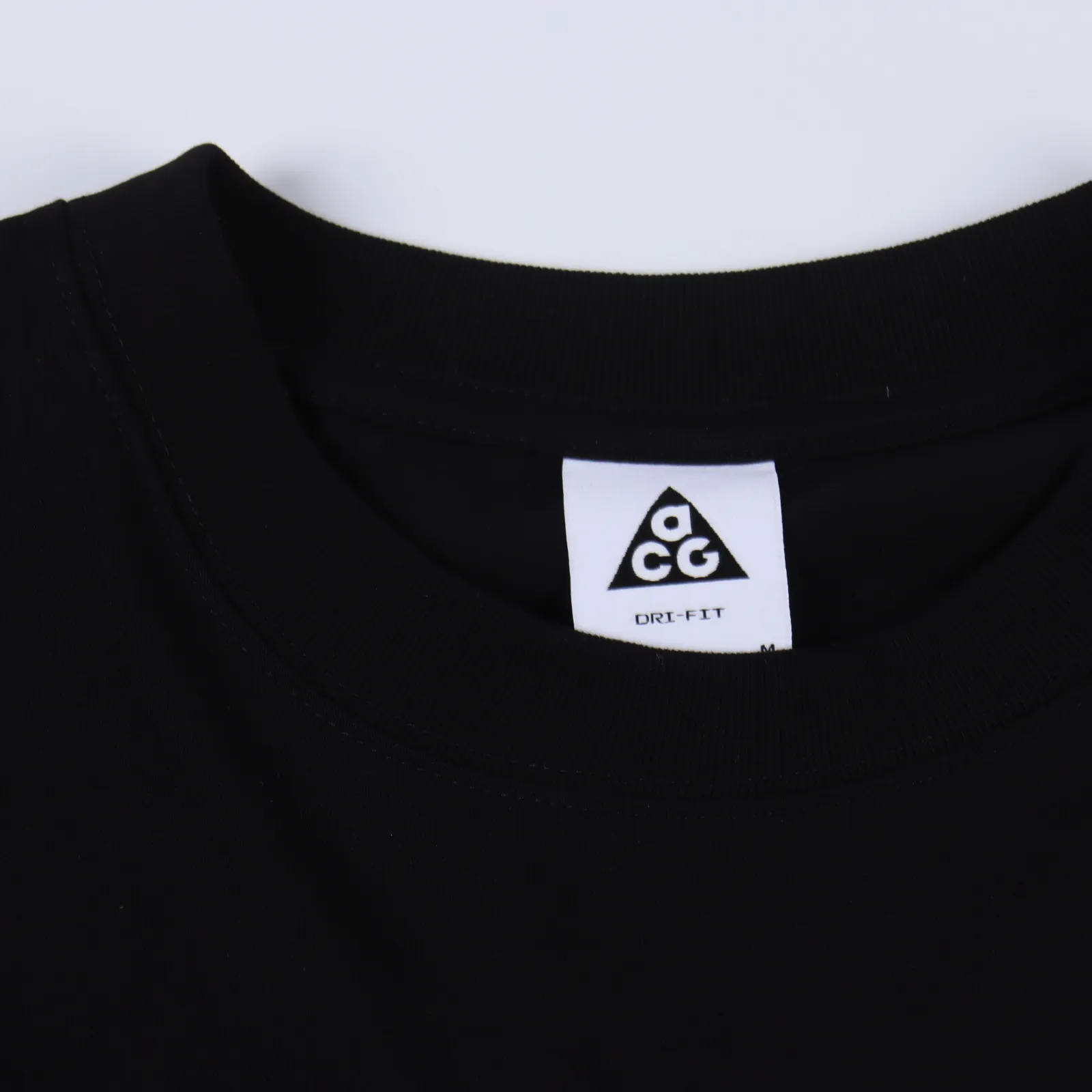 ACG 基礎刺繡logo短袖                男女同款：這期是Nike ACG系列短袖T卹、簡單乾淨基礎打底、胸前Logo黑白剌繡圖案ACG、面料是純棉水洗材質240克、版型略微寬鬆,上身效果低調百搭、休閒運動必選。                    