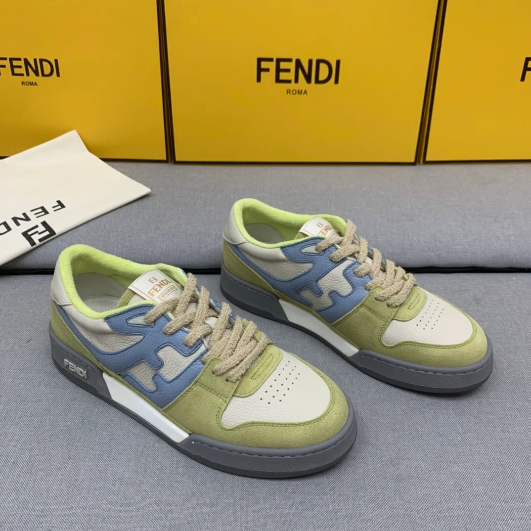 淺綠灰 搶先官網的顏色 這個搭配搭配絕了 新款 芬迪 FENDI MATCH男士薄荷灰麂皮低幫鞋 Fendi Match緊湊設計運動鞋，鞋舌帶復古標籤。