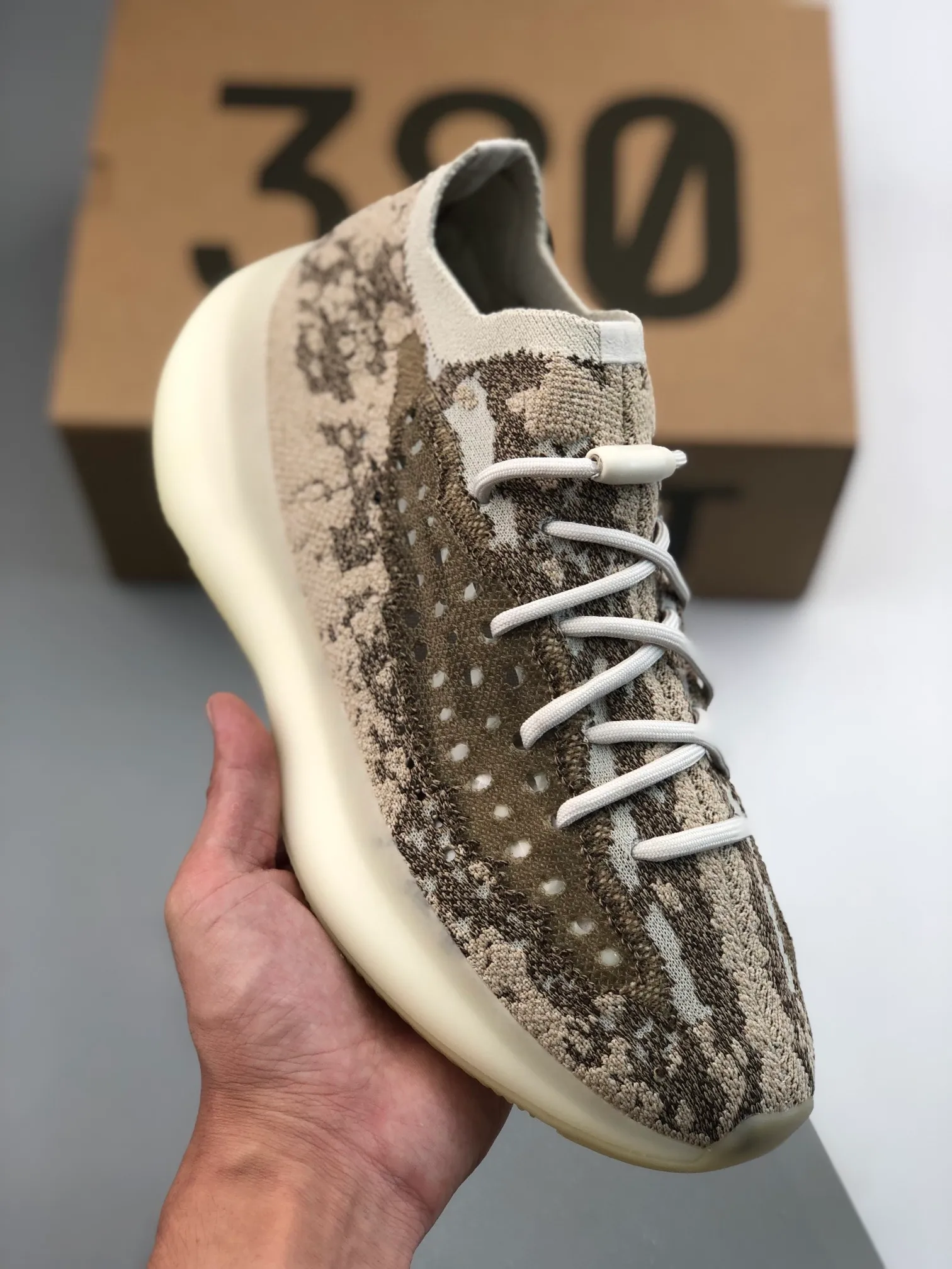 Adidas Yeezy Boost 380"Stone Salt" 鹽灰 性價比觸頂 原鞋原廠材料開發 原檔案飛織鞋面 全市場最具性價比品質 真實大顆粒爆米花 細節如圖所示 尺碼:36 36.5 37 38 38.5 39 40 40.5 41 42 42.5 43 44 44.5 45 46編碼#A-B57622