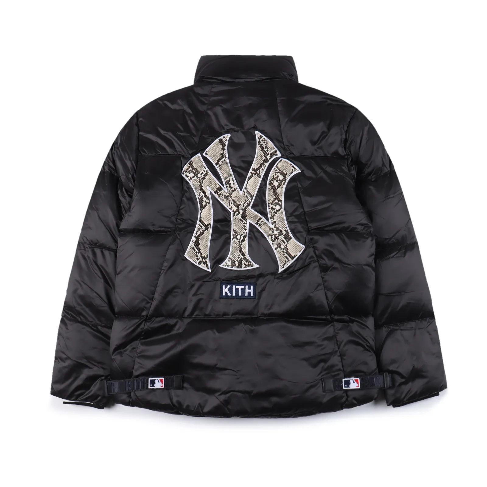 KITH & MLB 聯名款蟒紋刺繡字母羽絨服                獨家採用原版一致單層布料做法【非市面通貨內加膽布】，採用單層布料考驗了布料及羽絨必須要達標，防止跑絨，並保證手感及膨鬆度，內裡採用尼龍nylon雙重雙層封禁設計，不會出現任何跑絨現象，內置抽拉繩扣的可調節下擺，可防風防寒！                 
