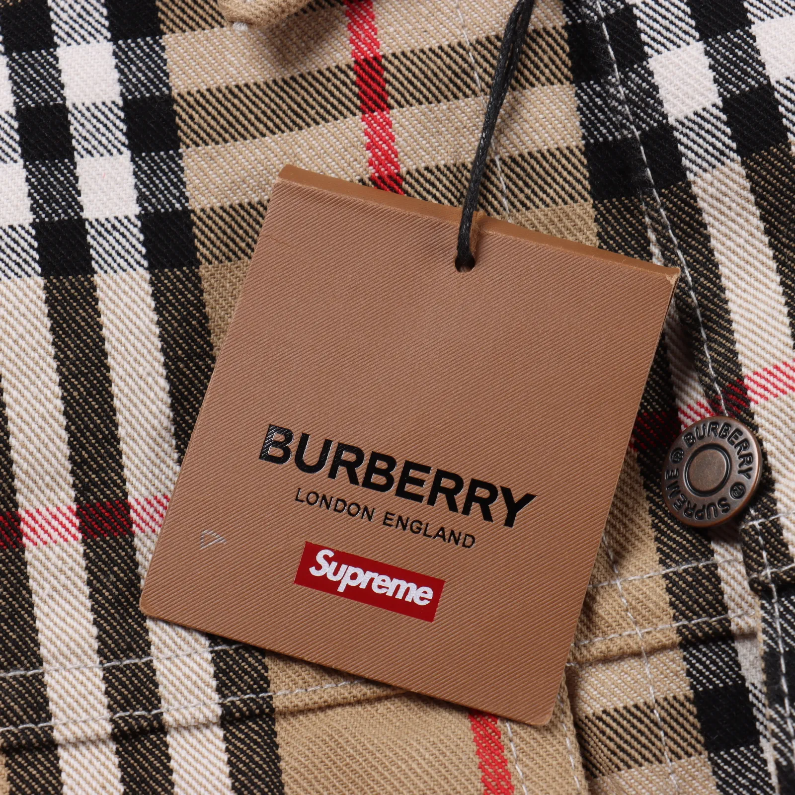 Burberry巴寶莉BBR X Supreme 聯名格子戰馬刺繡牛仔外套                原版購入開發，定織75％25聚酯纖維色織牛仔布，定染對色bbr卡其色，難度係數極其高，放棄市場現貨面料，下擺皮質開模logo，大身前後進口刺繡機繡花，多處對位、定位，領口紅心線居中，市面一堆錯版，整件成衣遵循原版做工，並成衣水洗，定制輔料                Size：S-L                編碼：FNC092372