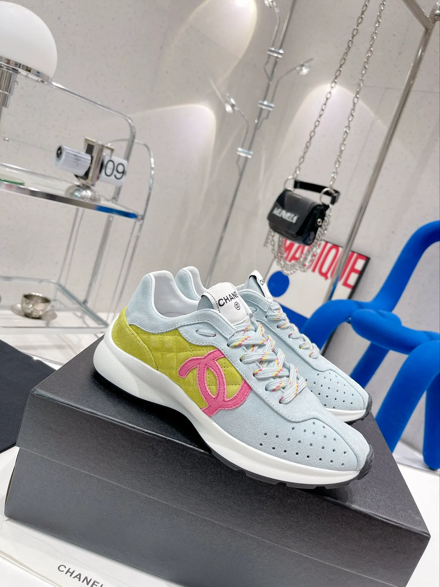 👟 chanel 香奈兒2022春夏新款運動鞋 無敵漂亮又好穿的小香熊貓鞋，非常輕便，內裡也是超級軟，超級舒服，無敵好穿 ，鞋面透氣孔設計，清新的冰淇淋配色特別適合春夏鞋面：進口環保彩色羊絨內裡：超級透氣綿羊皮碼數：35-40
