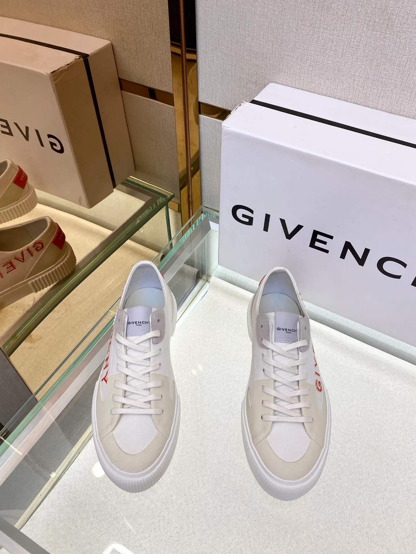 頂級版本Givench*新品板鞋牛皮CITY運動鞋  採用進口牛皮打造，鞋舌金屬銘牌鐫刻GIVENCH* LOGO。