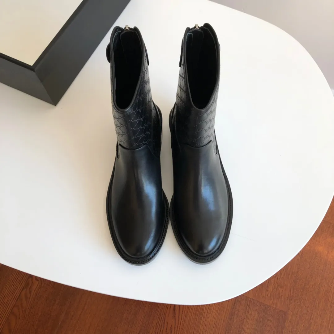 高品質【GUCCI】經典後拉鍊中靴騎士靴，版型簡潔帥氣又時尚，面料小牛皮拼小牛皮雙G壓印皮料，內裡羊皮，真皮沿邊（⚠️此款邊條為牛皮真皮沿邊，沒辦法做得太完美，完美主義者慎拍⚠️），真皮大底+前掌射出TPU，耐磨防滑，35-39碼，