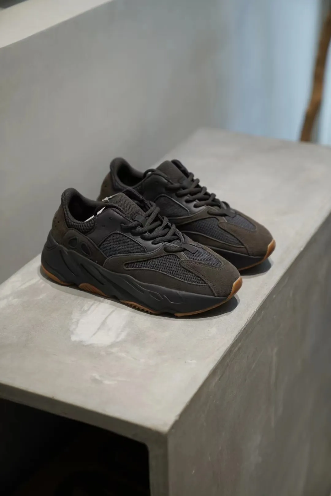 🔥YEEZY Boost 700 黑生膠🔥 經典延續,作為YEEZY最好穿的系列之一,相較於350,雖沒有那麼強烈的“踩💩”感,但勝在支撐性更好,也同樣兼具輕量化和非常好的腳感,大面積反毛皮鞋面,也更適宜秋冬季穿著❗️⚠️尺碼:36、36.5、37、38、38.5、39、40、40.5、41、42、42.5、43、44、44.5、45 、46