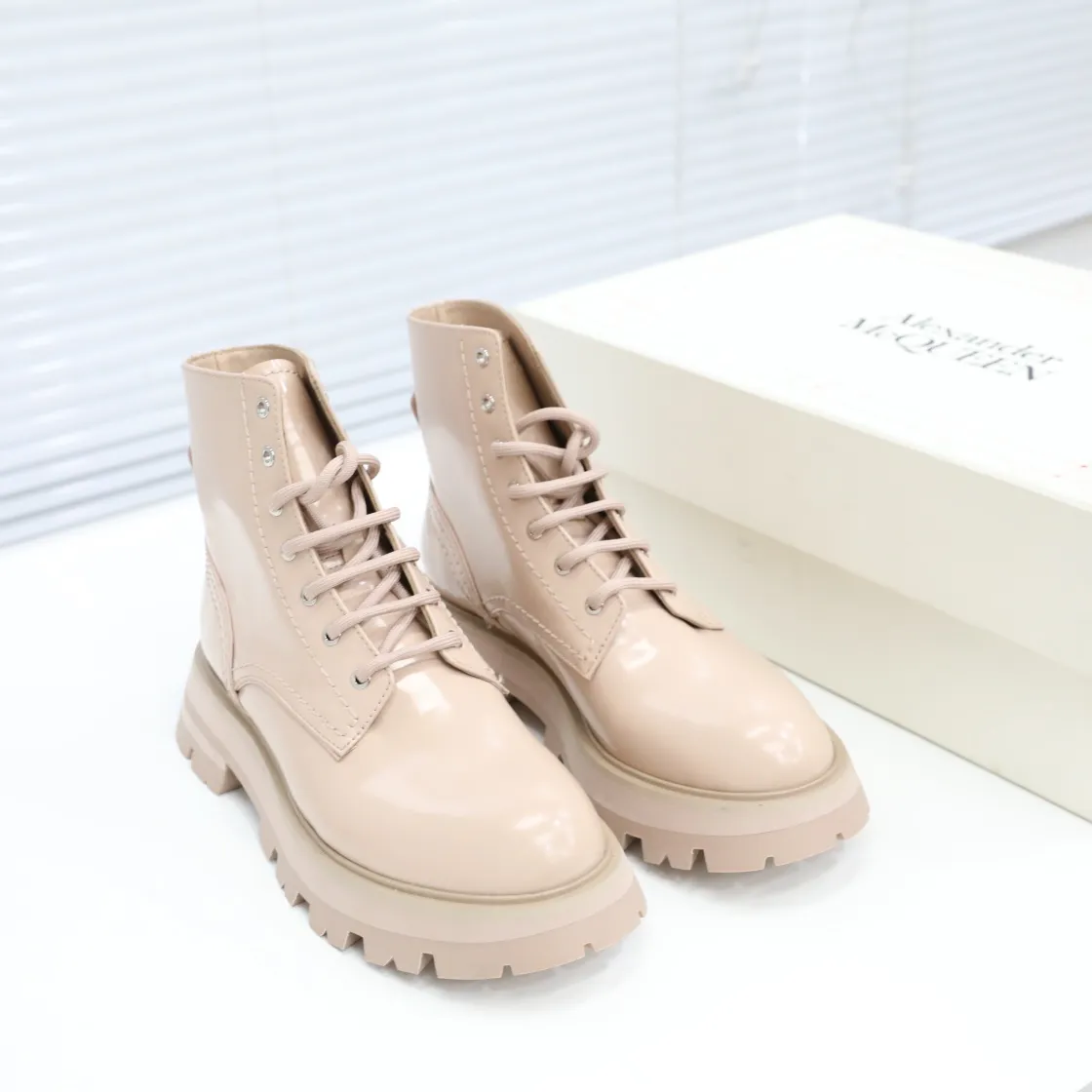 Mcq麥昆新款4⃣️層底切爾西靴//面開邊珠裡牛//size35-39/訂40