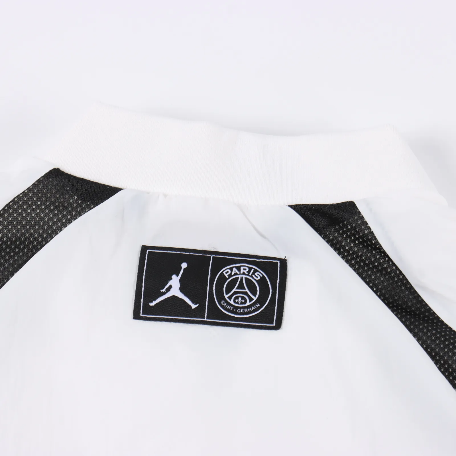 Air Jordan PSG巴黎圣日耳曼聯名限定夾克 後背簡單拼接風格 超級經典的款式 情侶款 經典又百搭 可以搭配不同風格的褲子鞋子 真正的百搭神器 上身效果一級棒 讓你走在時尚潮流前線的前端  網紅潮流必入款 右胸有定制AJ圖標膠印設計 左胸有大巴黎logo刺繡肩章  專業訂製五金的拉鍊頭  訂製羅紋面料  三標齊全 現在上手最新款夾克一點不晚  自留款  男女同款                SIZE:M-XXL                編碼：EIO091022