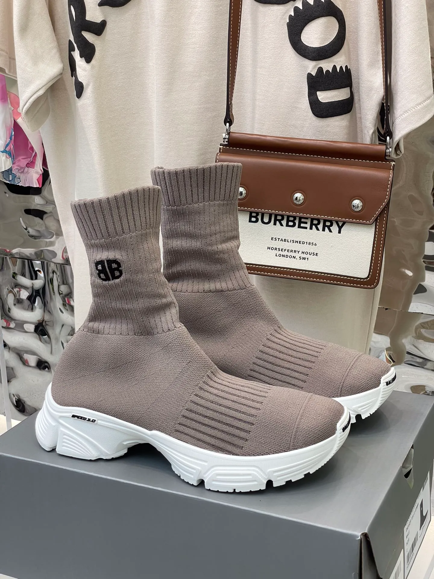 balenciag*  speed3.0妥妥的光腿神器，上身超級纖瘦修長鞋底超輕，舒適無敵👏👏原版拷貝，頂級版本情侶💑size 35-45