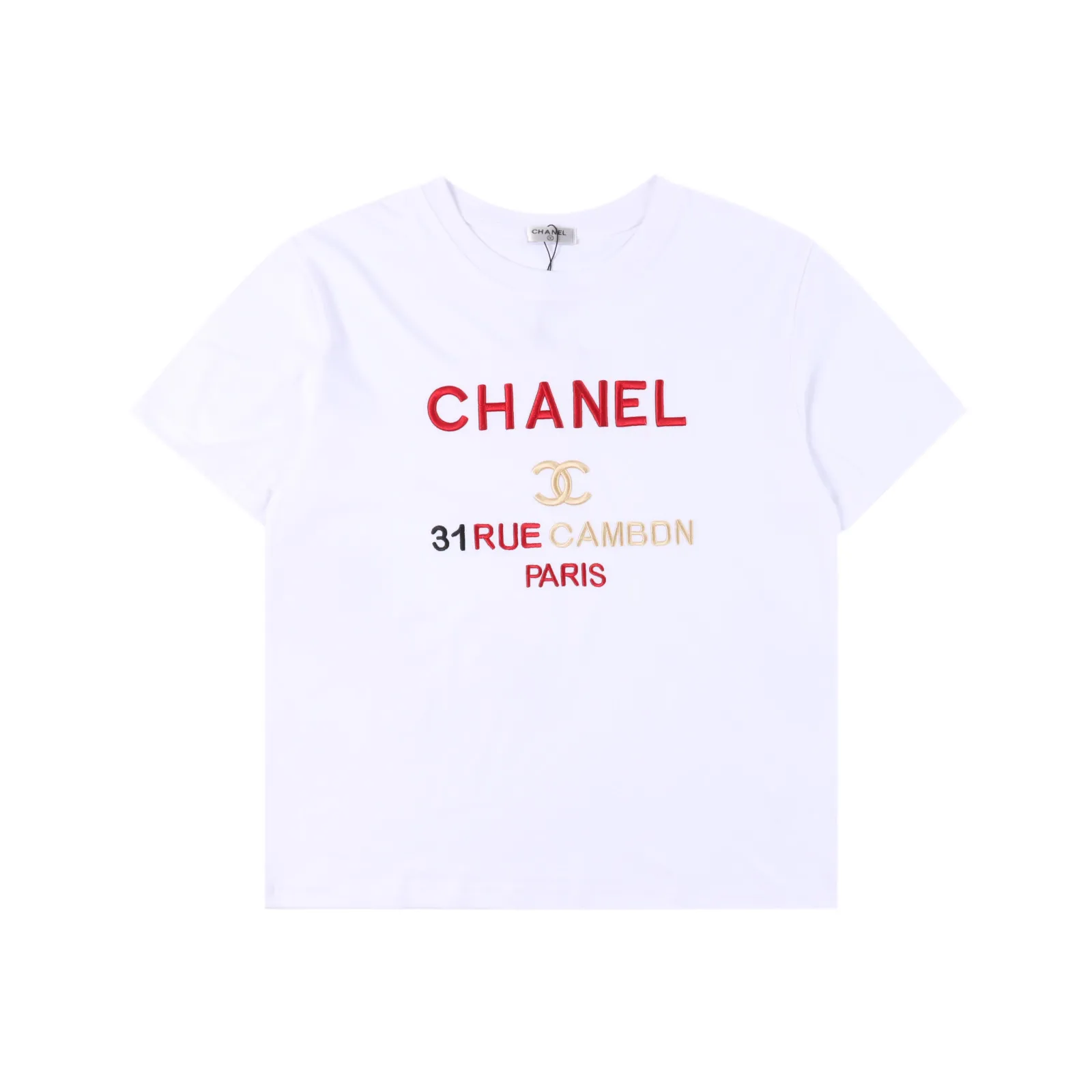 CHANEL /香奈兒 小香紅色字母刺繡標語短袖T卹 夏季經典雙C小香TEE,高能實穿款 醒目標語刺繡,撞色對比突顯出高級質感 針織棉面料,針織微密型器械製作保證了產品的裁剪造型和特色 輕薄透氣,手感細膩柔軟,垂感十足軟糯相宜 胸前彩色繡標打造全新特色細節,經典雙C標識來自品牌的全新設計理念 圓潤飽滿彰顯時尚奢華氣息,凹凸感十足 演繹經典奢華的造型魅力,成就破繭而出的新概念!