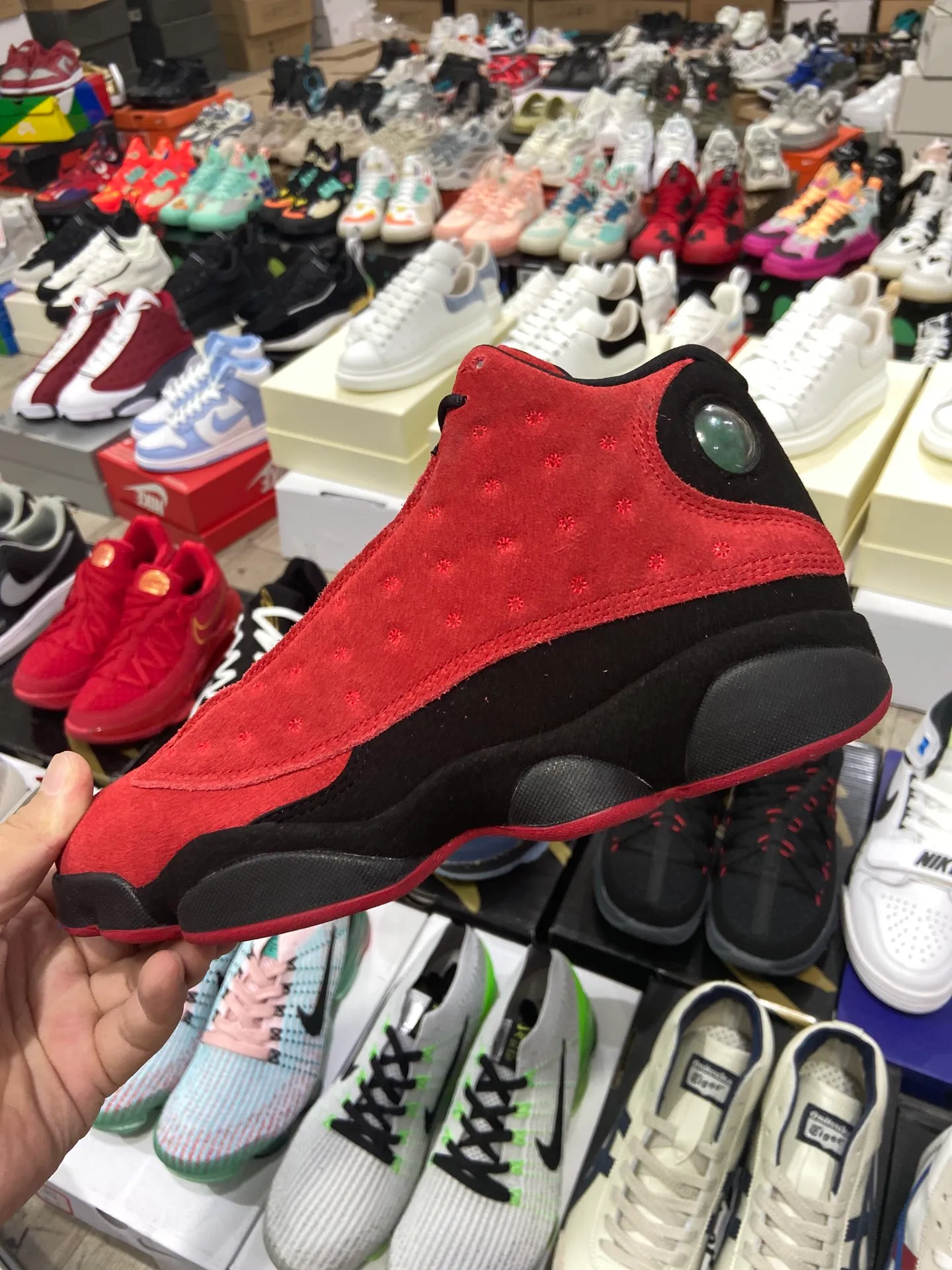 高版本喬丹Air Jordan 13 Retro “Reverse Bred” 反轉黑紅 AJ13 喬丹13代 aj13 喬13 高邦 反轉黑紅 喬丹籃球鞋系列 整雙鞋就是黑紅配色的完全反轉,熾烈搶眼的紅色作為主打,輔以沉穩的黑色點綴,色調鮮明,視覺衝擊強烈。