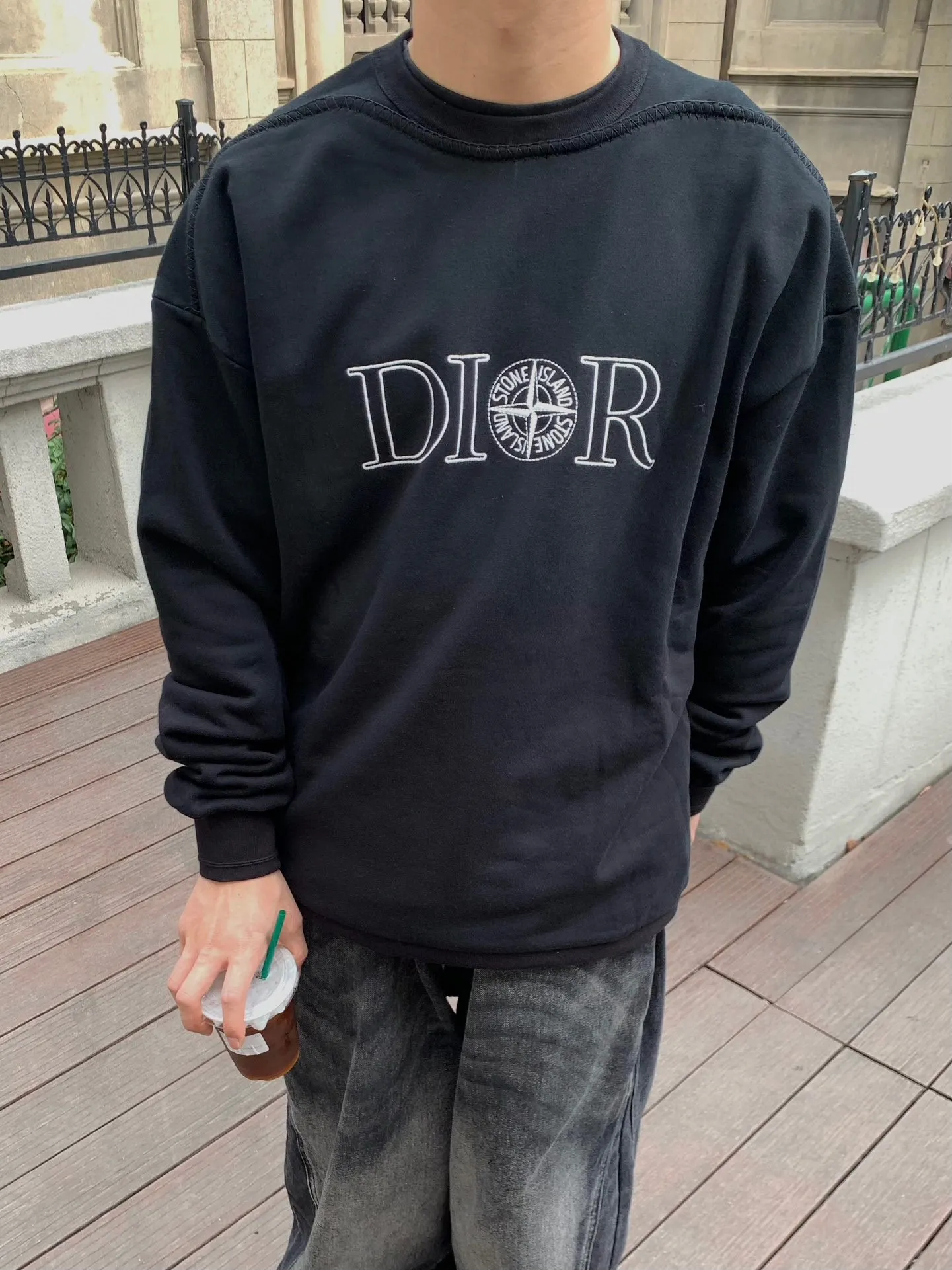 Dior x Stone island 迪奧CD石頭島聯名 前胸刺繡圓領衛衣 定制380克絨緞古韻衛衣料,進口機刺繡工藝,人字機遊花工藝,谷波組織工藝,通過調整前後連續針床的編織方式,使針織物表面形成的橫向凸起效應,面料都經過澆洗,手感質感更佳,不易變形,不易縮水,不易褪色,寬鬆版型 Size:S-XL 編碼:FNC103022