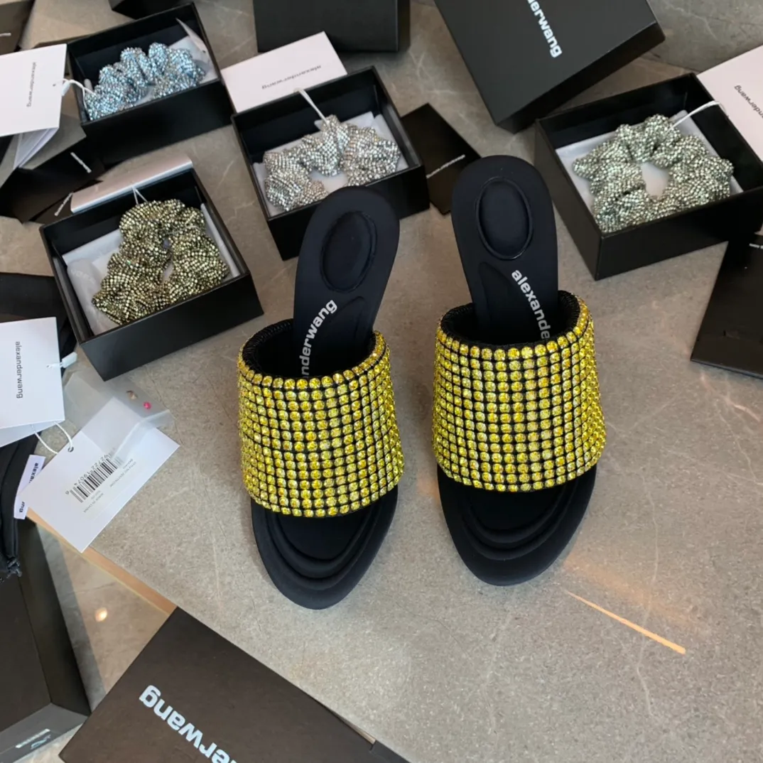 Alexander Wang AW亞力山大王高跟涼拖AW2021新款滿鑽魚嘴高跟拖鞋，鞋面進口原廠超閃水鑽，內裡進口萊卡布料，墊腳萊卡布料，凹凸有致的按摩墊腳，走多少路都不累腳，原版高密度真皮大底，跟高10.5cm、彩鑽：白色 藍色 黃色 紅色，size：35-36-37-38-39-40-41-42試穿正碼 原盒包裝