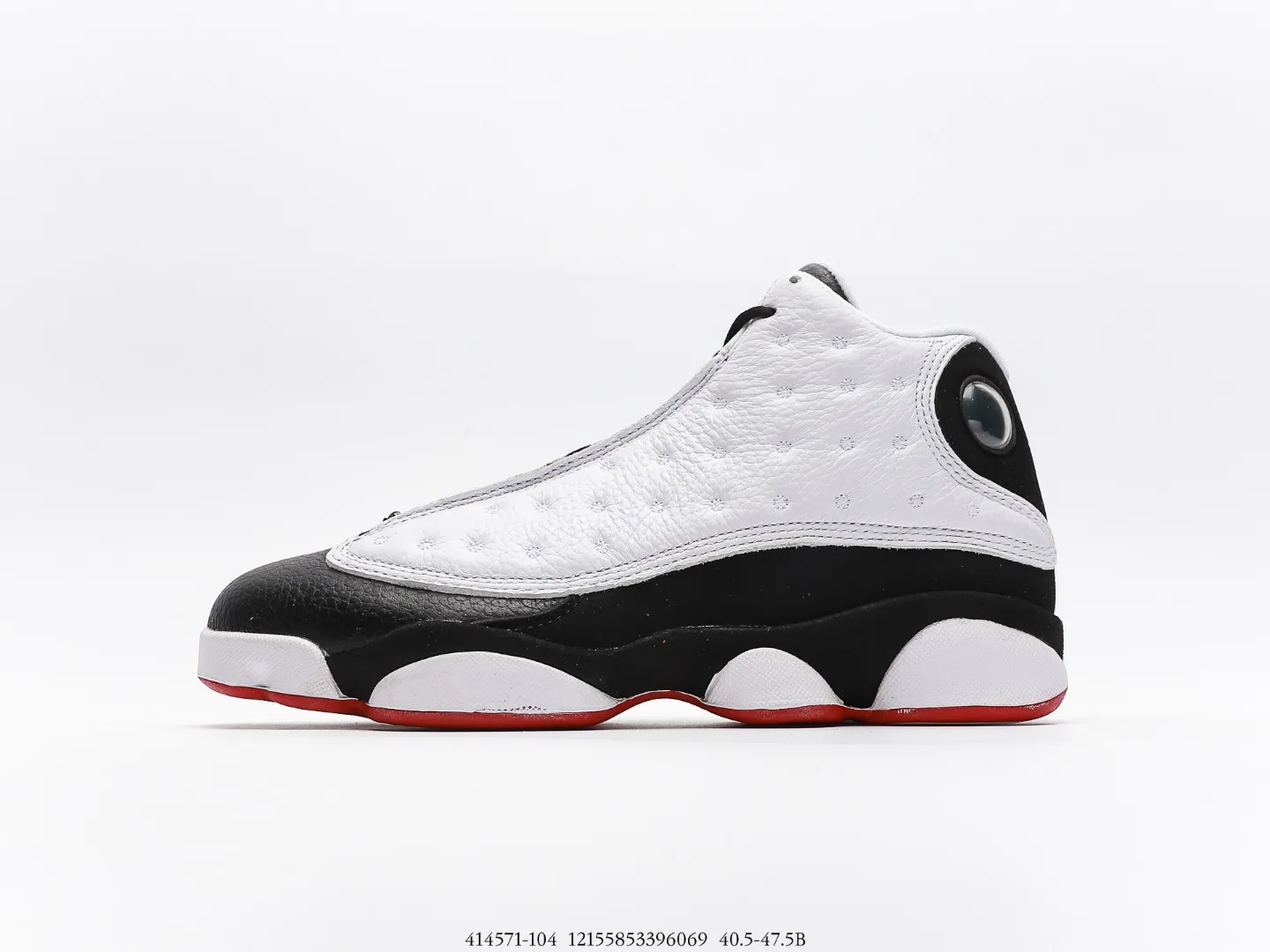 高版本喬丹Air Jordan 13 “He Got Game”熊貓 在著名籃球電影 《He Got Game》 中亮相的黑白配色,在國內具有超強的人氣,因為其獨特的設計與黑白百搭的配色,被國內的鞋迷稱為 “熊貓”採用黑白雙色皮革拼接的鞋身搭配豹掌造型的外底,與國寶熊貓頗為神似。
