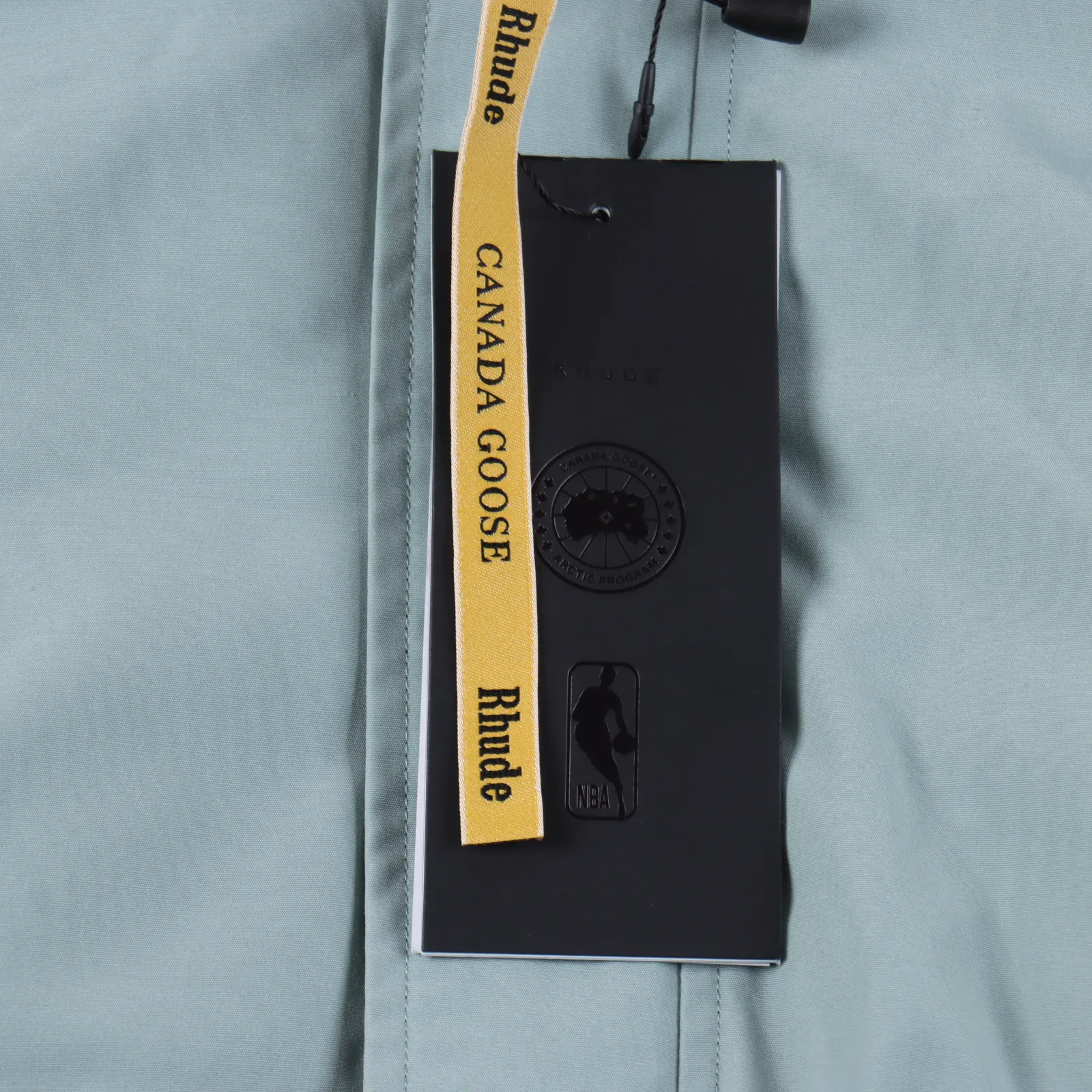 Canada Goose x Rhude x Nba 三方聯名羽絨服                這款出眾的羽絨服填充羽絨是一款優良的疊搭單品，適合在各個城市春秋穿著，此款領口圓領設計，經典百搭，保暖效果好！ 