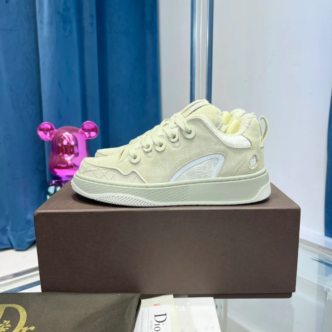 高版本：綢緞面 Dior × ERL聯名款 迪奧SS23走秀款膠囊系列情侶款 運動鞋 麵包鞋 滑板鞋Dior Men 2023早春季同場加映了雙大號板鞋，自LAVIN的Curb Sneaker破圈後，各大奢侈品牌都紛紛著手自家的“大頭厚舌”滑板鞋。
