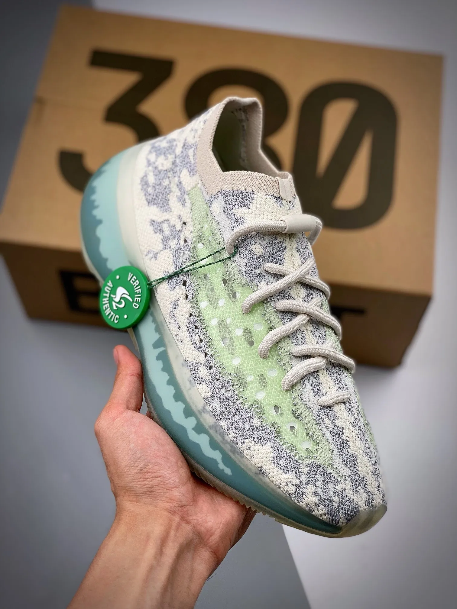 YEEZY Boost 380 "Alien Blue"藍外星人S2純原生產線 給你最穩妥的FK體驗原廠原材採用率極高 真正裸鞋級產物#全新原廠BASF大底 梅花壓印清晰、顆粒感飽滿、立體清晰 當前僅此一家‼