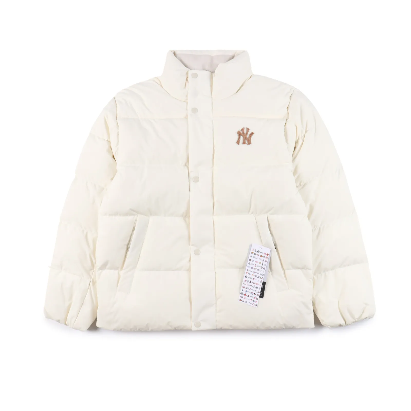 Mlb 23Fw NY小標貼花刺繡羽絨服                -高端80絨，充實且蓬鬆                主打年輕化，街頭感和休閒味兒的風格，情侶款羽絨服，款式多為寬鬆版，室內戶外隨意混搭，理念是讓日常更嘻哈，讓時尚更隨意，面料採用客供的高密度定織定染滌綸防潑水材質，進口面料，防風3級認證，防潑水4級認證，80鴨絨填充，充絨量非常高，每個部位都很精細，充完絨再進行接縫接口，防止鑽絨，然後不斷的拍絨持續五分鐘，保證羽絨可以充滿每一個角落，每一個格子填充都很飽滿，彈力延長袖口設計，防風性妥妥的，錦綸面料非常絲滑不會起靜電，口袋內裡都是豎條絨布的，冬天手伸進去也是不懼寒冷的，胸前拉鍊口袋設計，拉鍊都是定制的帶Logo拉鍊頭，開合順滑兩端全部進口機加固很耐用，定制輔料三標，內裡洗水標附帶二維碼                Size：XS-XXL                編碼：CAL111605