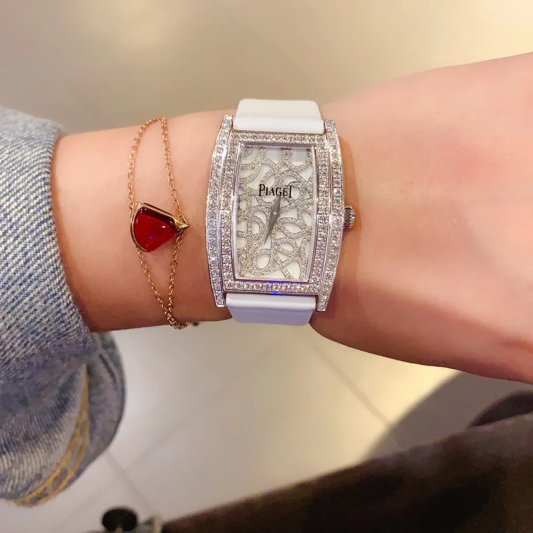 🎀伯爵-piaget-G0A33091女士腕錶，水桶形的錶殼別具一格，獨特的絹布錶帶搭配原版針扣，完美結合，盡顯奢華時尚氣質。