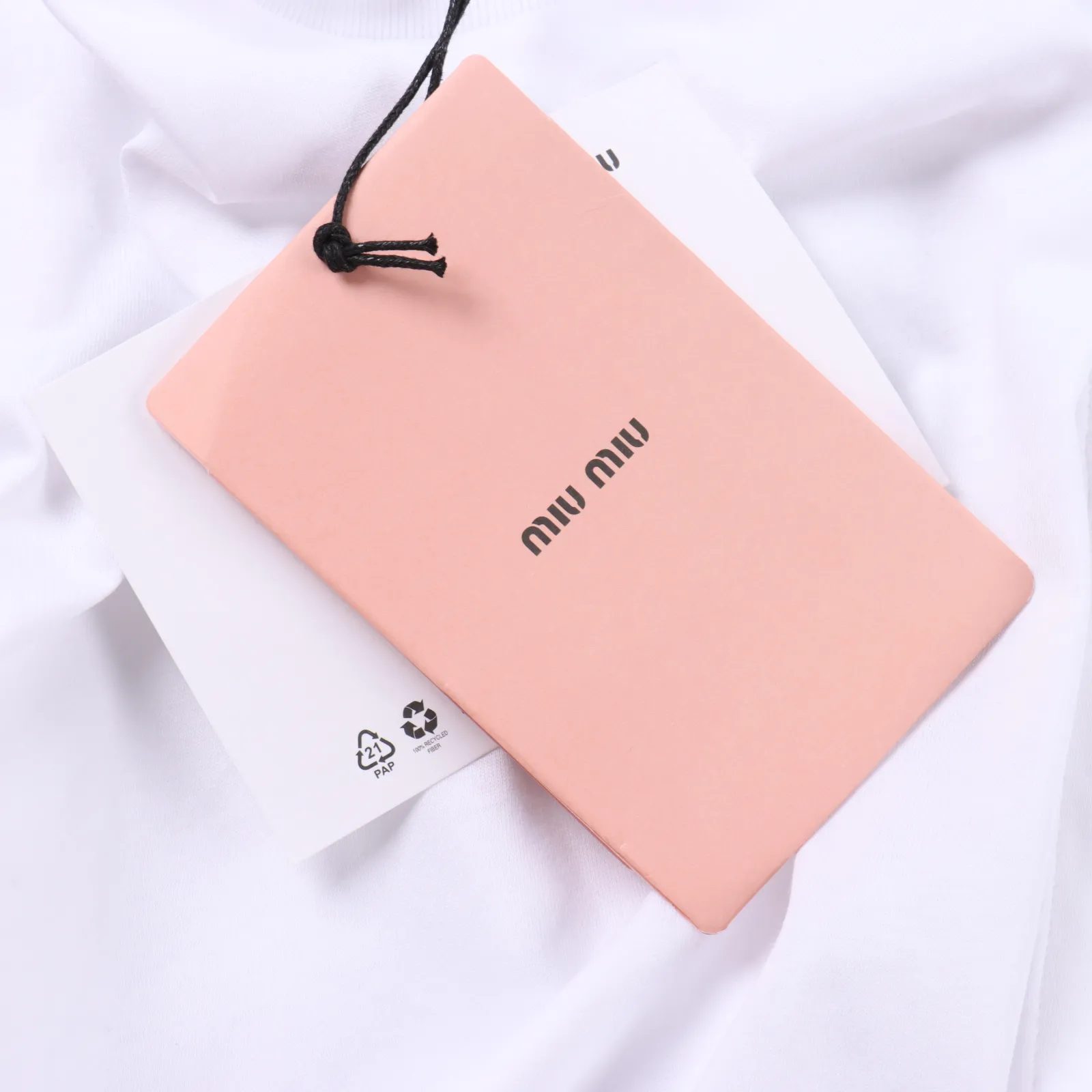 Miu Miu 24Fw 口袋Miu字母刺繡長袖                靈感源自八十年代復古，採用定制面料製作而成，官方同款，面料經過同缸染色工藝處理，手感舒適柔軟，既時尚又具有個性，無論男女都非常合適，無論是搭配休閒裝還是正式場合，都超級百搭好看的一款，人手必備款，吊牌，領標，水洗麥，三標齊全                Size：S-L                編碼：DIK092581