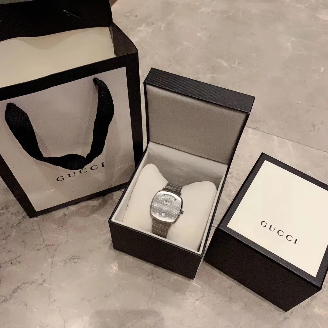 🎀原單品質 金色肖戰佩戴Gucci Grip系列腕錶亮相Gucci米蘭時裝週，尺寸38mm，清澈眼神流露幹淨純粹，腕間點睛彰顯文藝復古，輾轉於花園與秀場，你是別樣的風景。